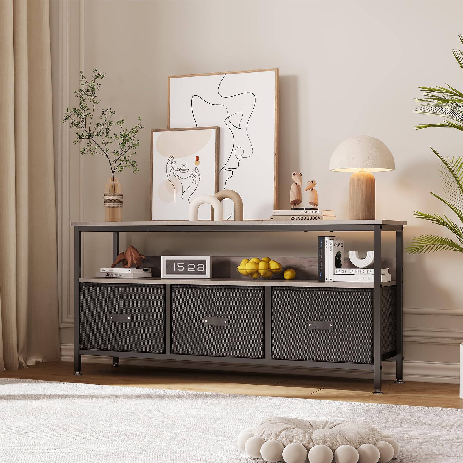 Sure, here is the corrected and grouped text from the image:

**Books:**
- "VOGUE COACH"
- "VOGUE COACH"
- "CHARLIE"
- "CAROLINA HERRERA"

**Clock:**
- "15:22"

**Other Text:**
- "Mellin"
- "Mellin"