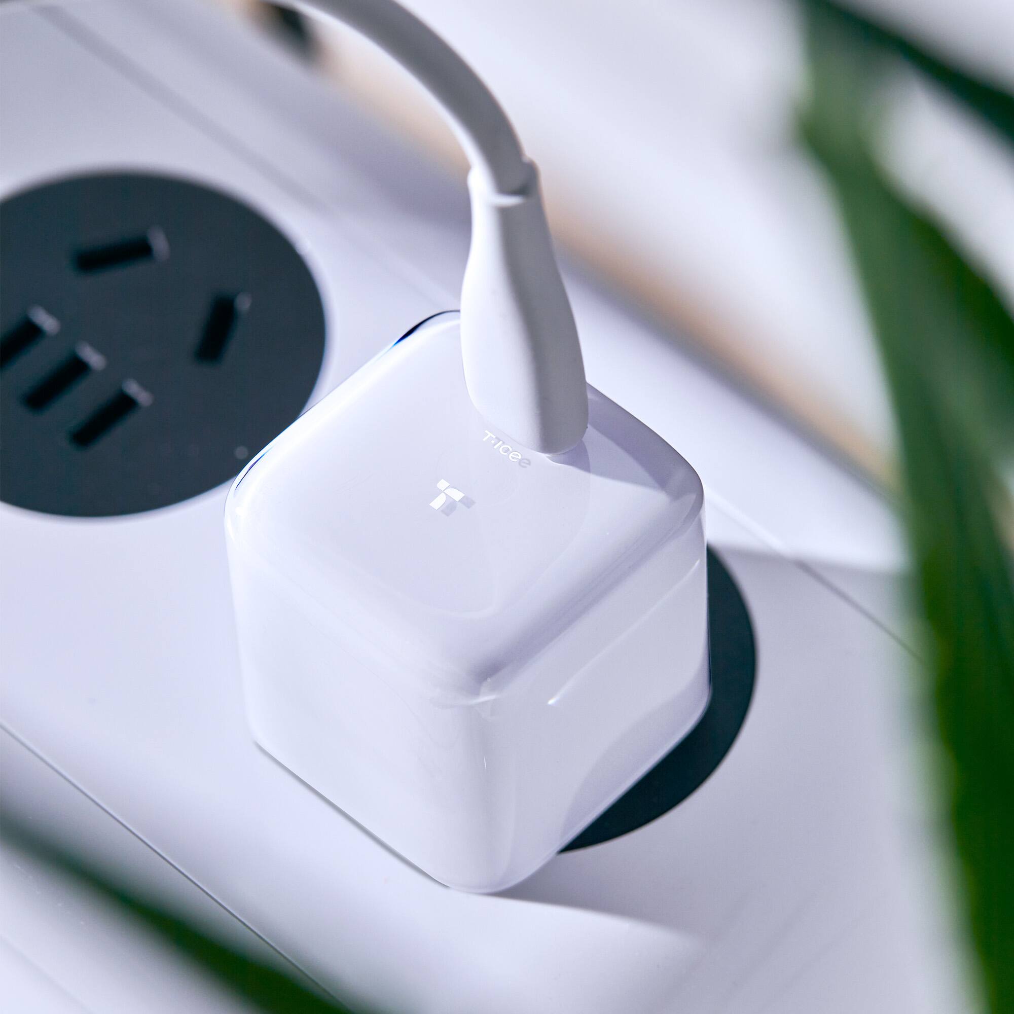 Alt View 2. TORRAS - Icenano Low Temp 30W USB-C Fast Wall Charger with GaN for iPhone/Samsung/iPad and more - Glacier White.