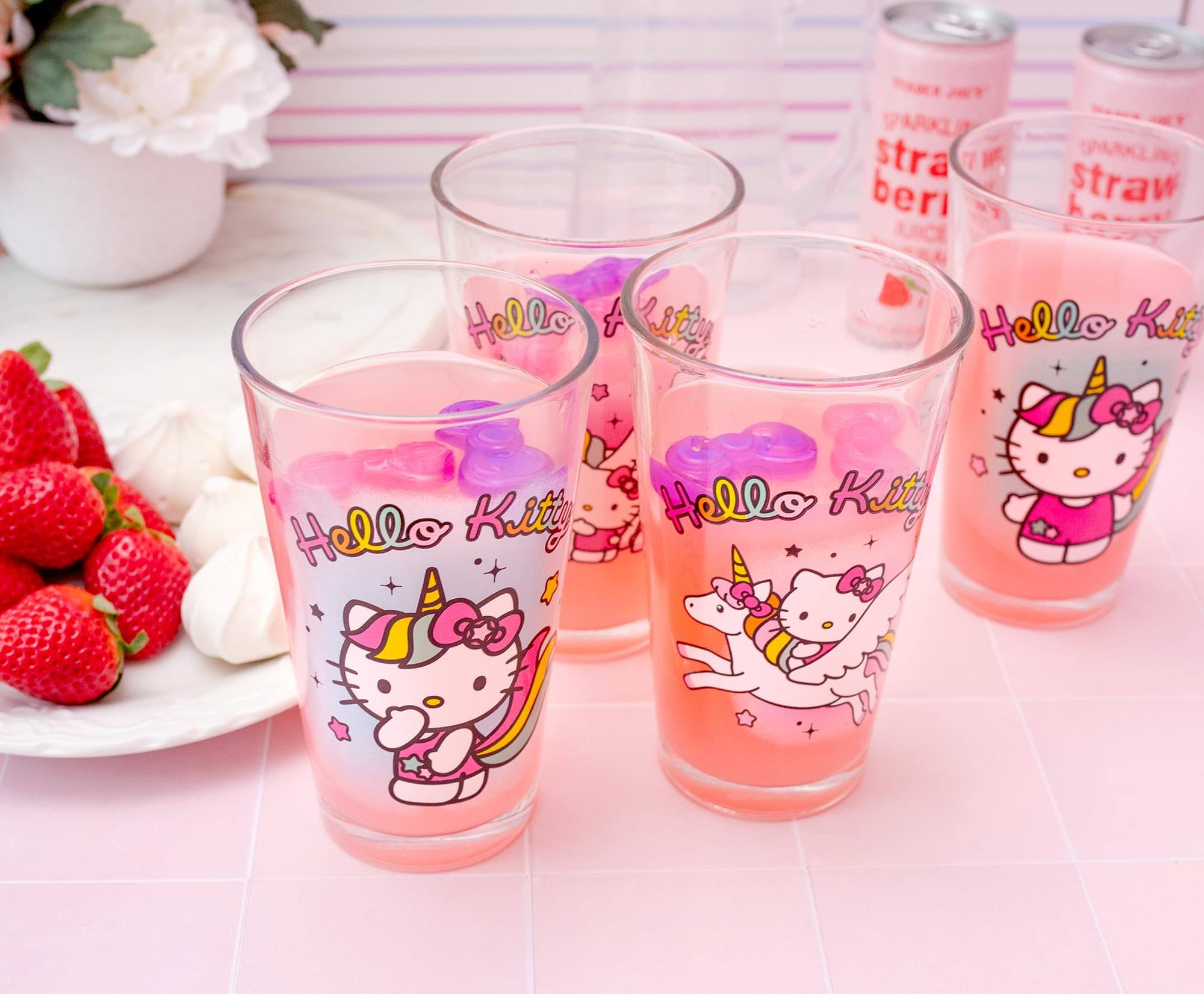 SPARKLING STRAWBERRY JUICE  
Hello Kitty  
Hello Kitty  
Hello Kitty