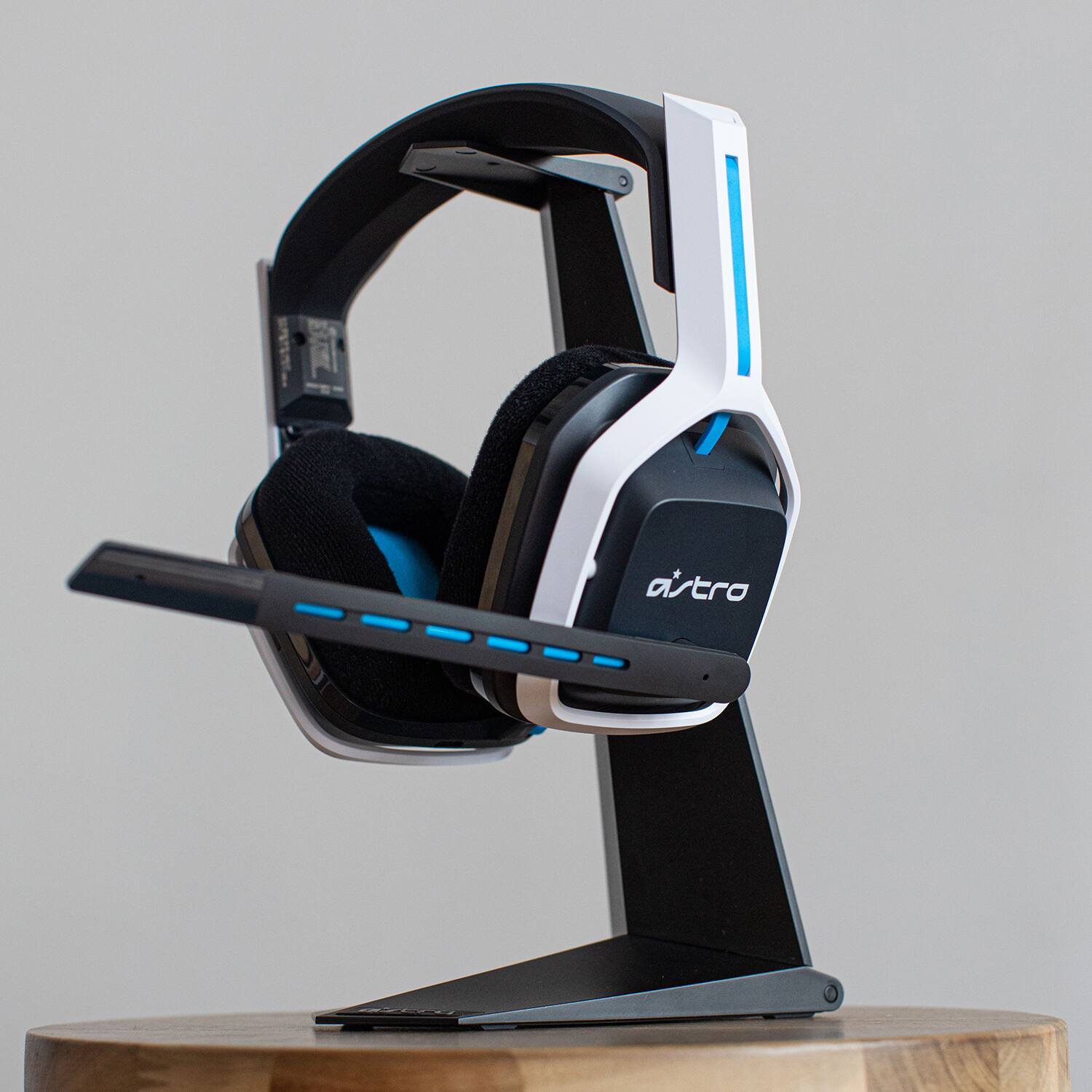 Alt View 20. Astro Gaming - A20 Gen 2 Wireless Over-the-Ear Gaming Headset for Playstation 5, Playstation 4, Windows, Mac OS - White/Blue.