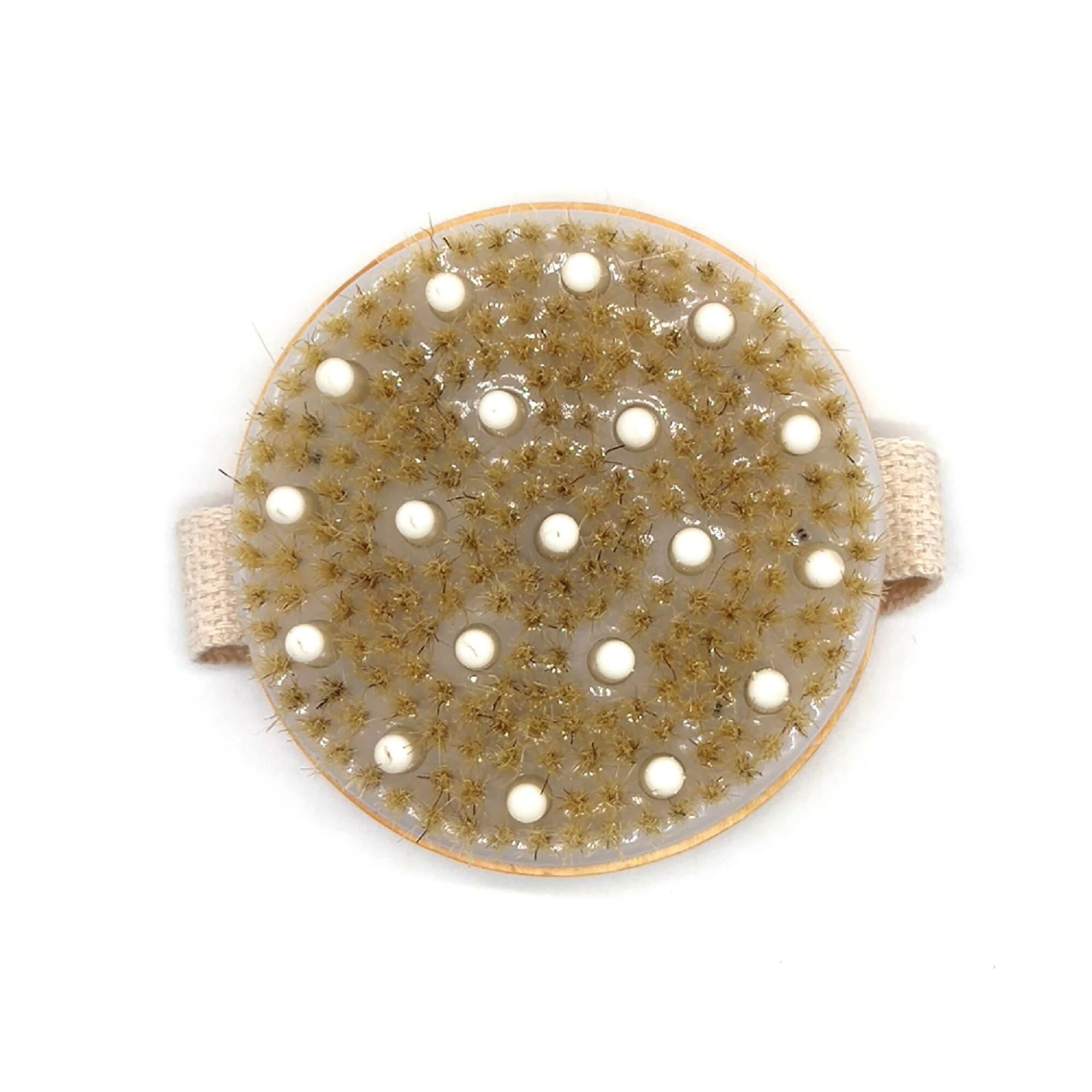 Angle. Pursonic - Bath Brush and Rubber Massager with Lotus wooden handle - Beige.