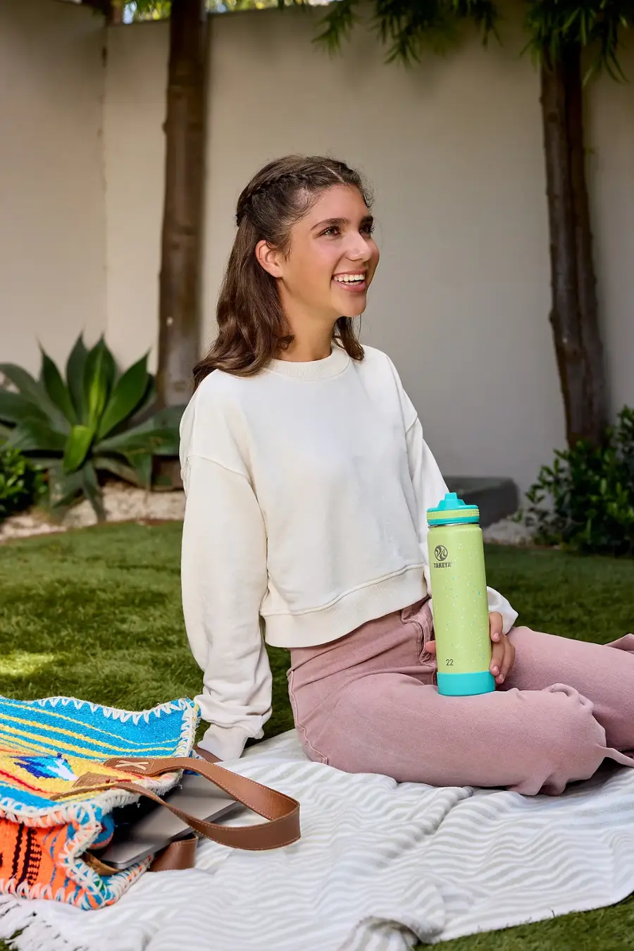 Alt View 22. Takeya - Actives Confetti 22-oz. Water Bottle with Straw Lid - Green Grass.