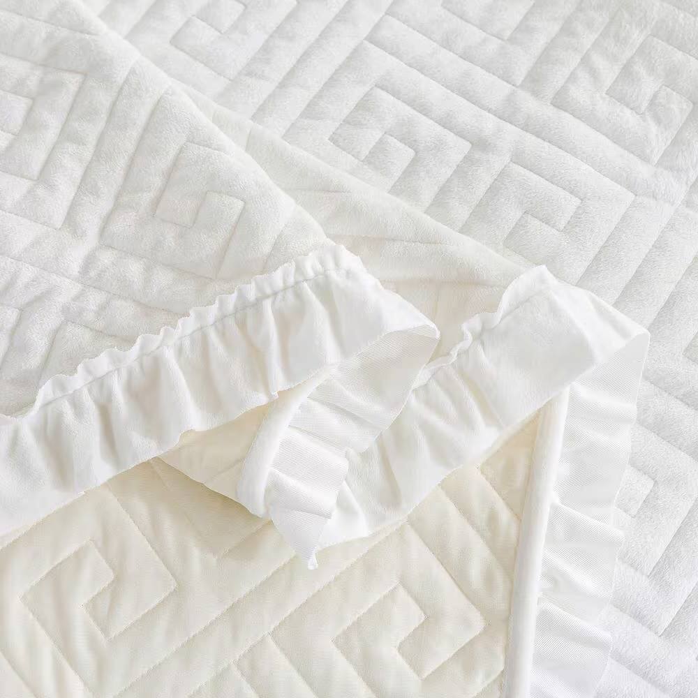 Back. Hivvago - King size Ivory White Velvet Microfiber Polyester Reversible 3-Piece Quilt Set - Ivory White.