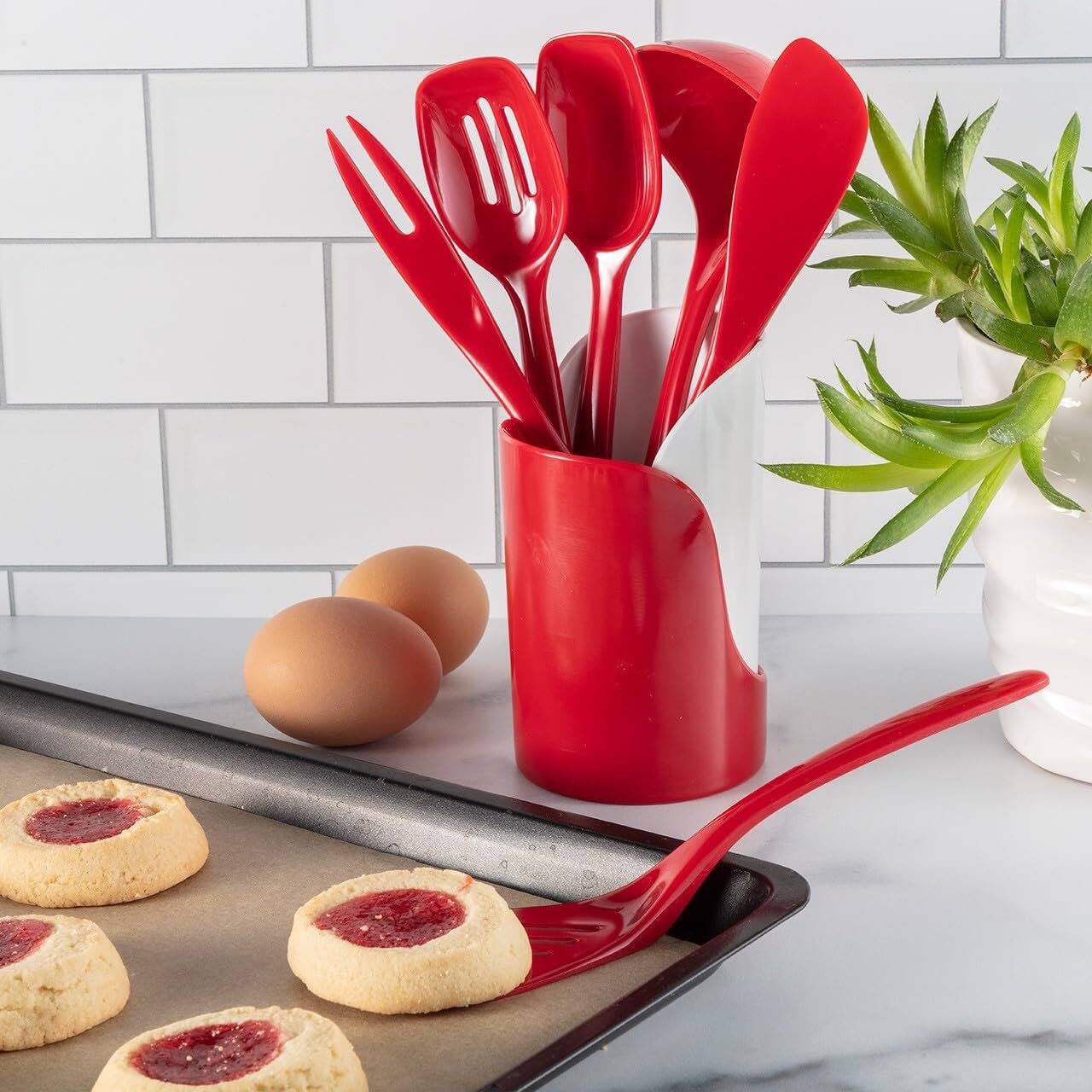 Angle. Hutzler - 7-Piece Mini Melamine Cooking Utensils and Storage Crock Set (Red) - Red.