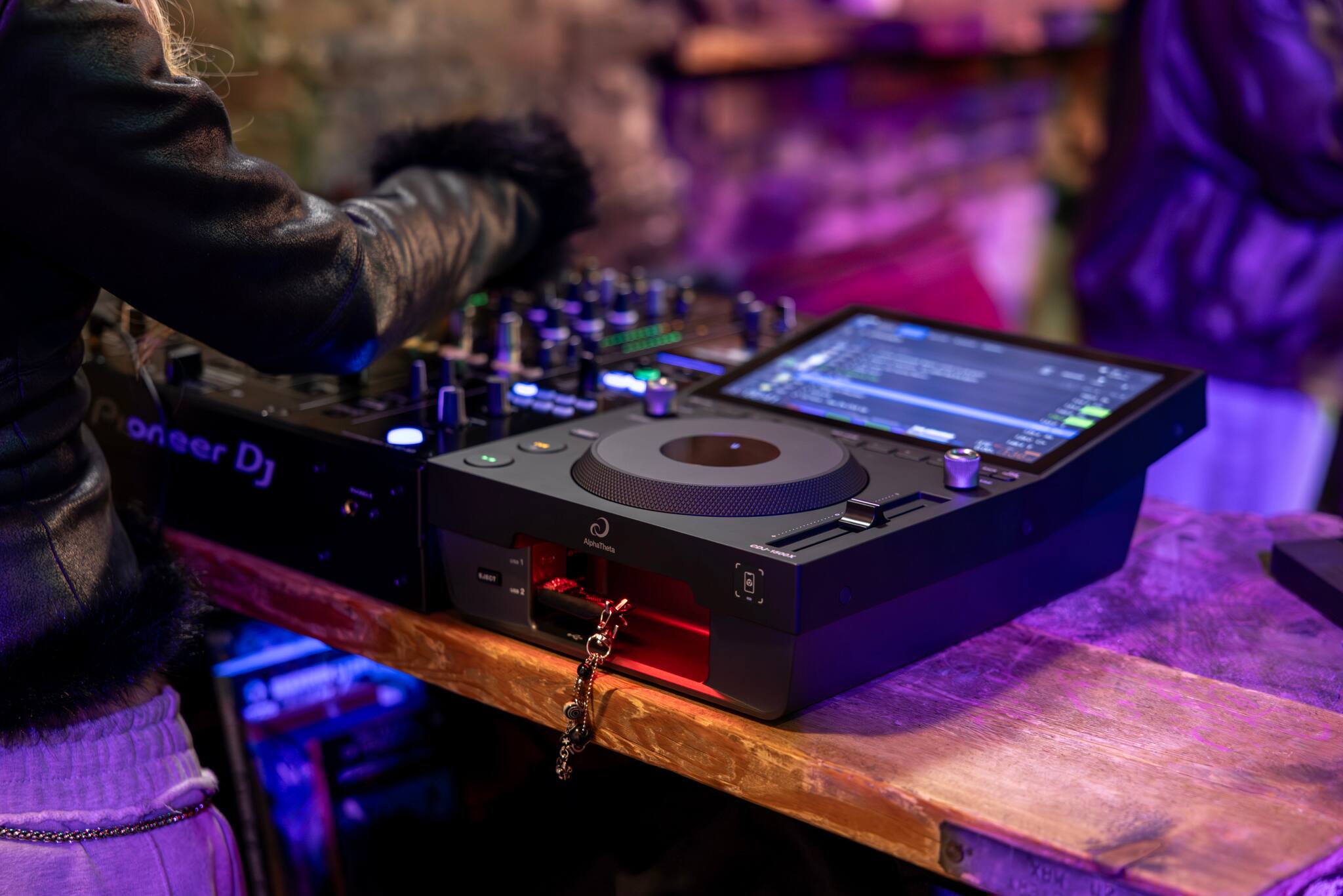 oneer DJ  
TOSLE  
1755 100 2  
AlphaTheta  
1008-500