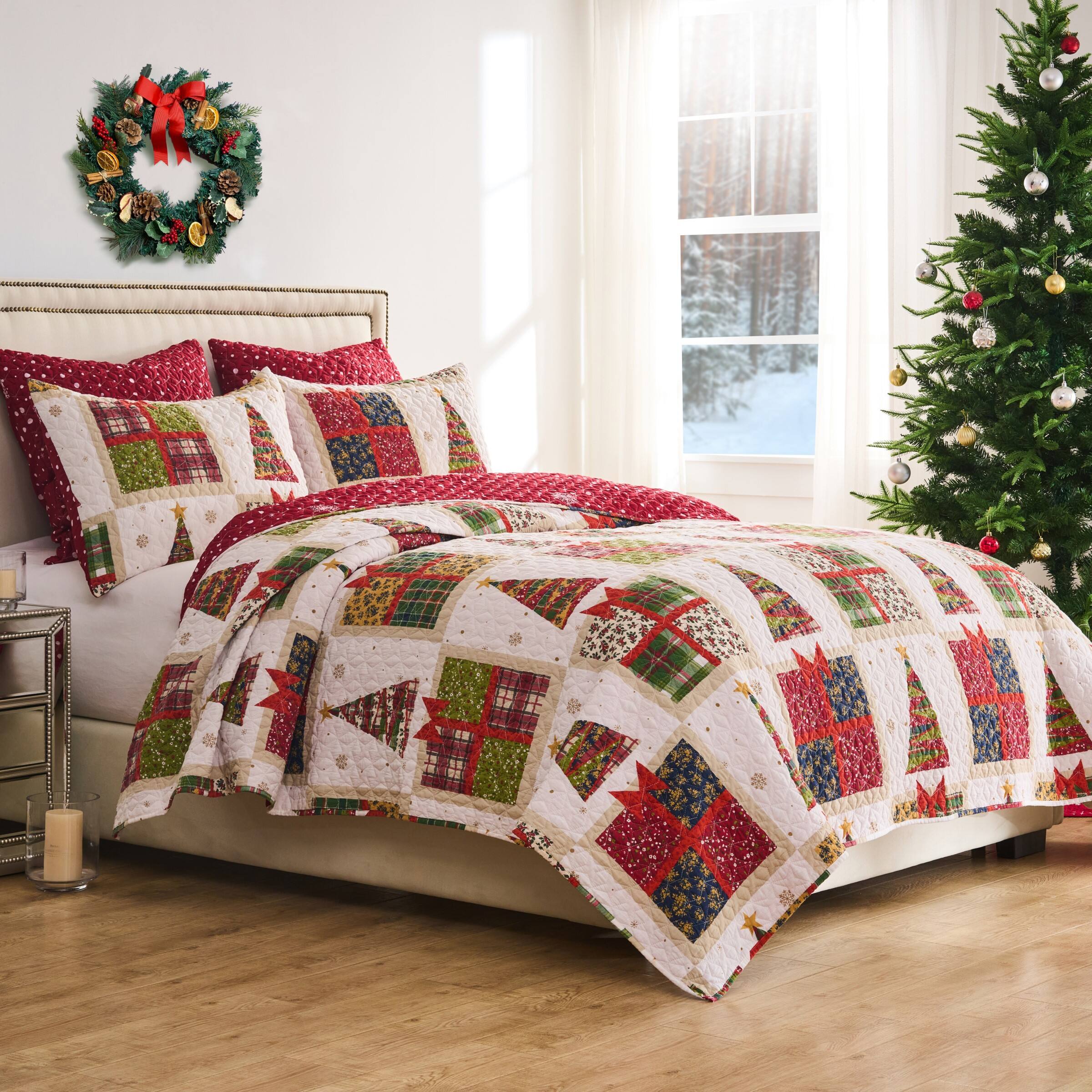 Angle. BreeBe - Deck the Halls Quilt Set - 2 Piece Twin/XL - Red.