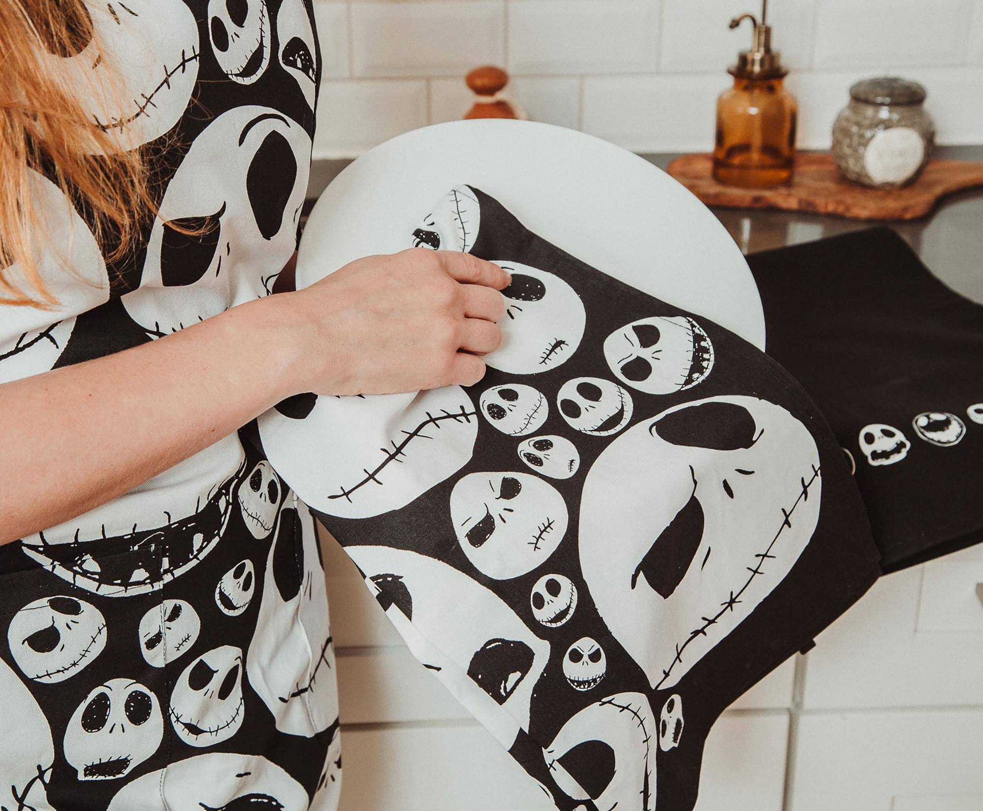 Alt View 4. Disney - Disney The Nightmare Before Christmas Jack Skellington Faces Kitchen Towel Set - Black/White.