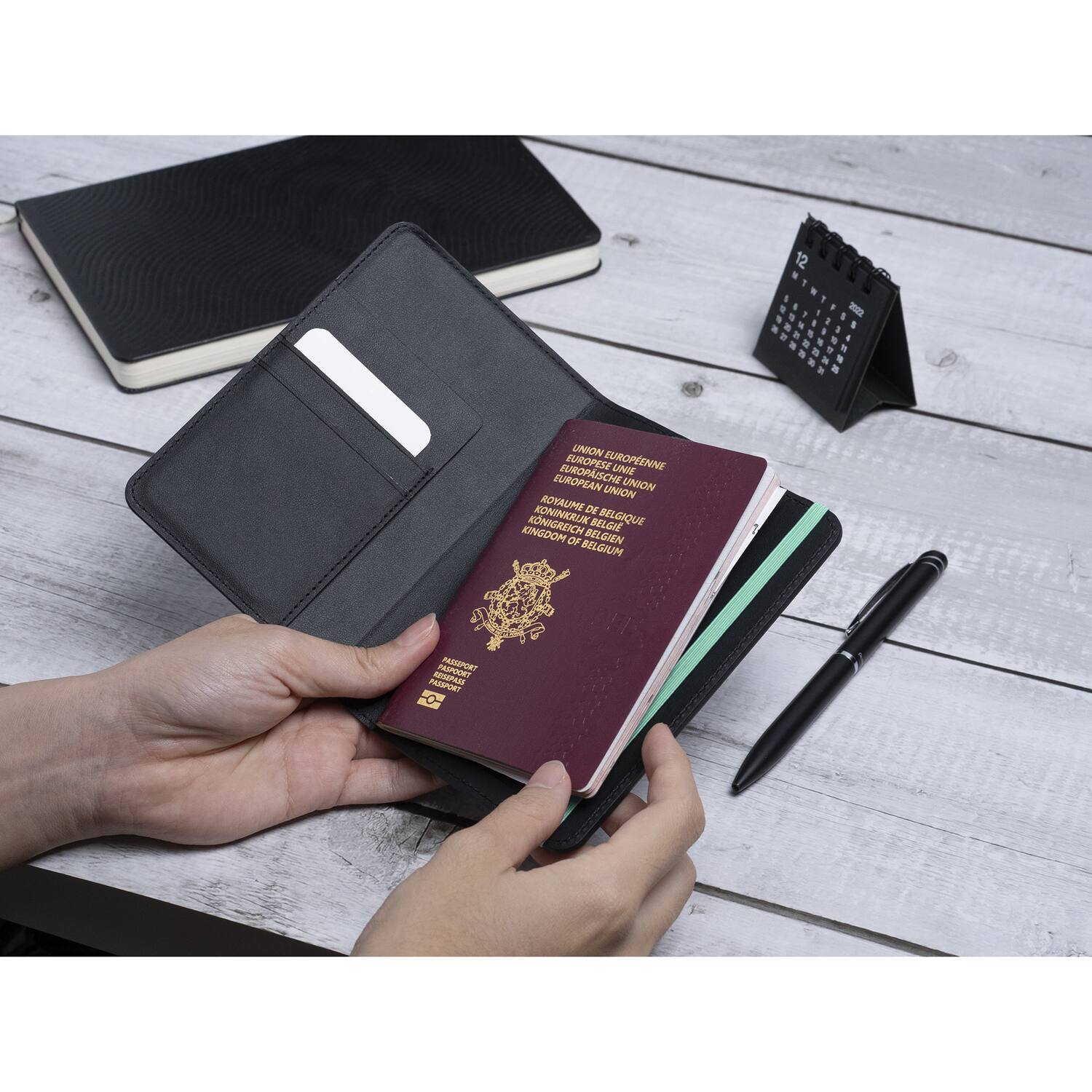 12 1 TNT 1 1 1 - 3 1 1 8 T 1 1 8 1 a - ... a - ! N a .   UNION EUROPEENNE UNON EUROPEAN EUROPAISCHE UNION UNION ROYAUME D KONINGRIJK BELGIE supsarss KINGOOM OF BELGIUM BELGIUM PASSEPORT PAS E