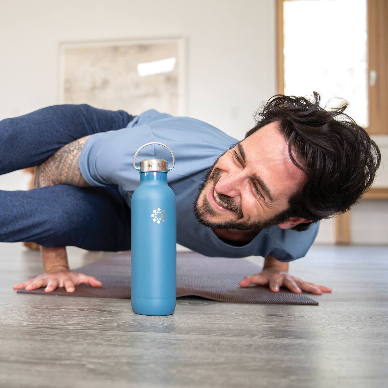 Angle. Lifefactory - 32-Oz Stainless Steel Vacuum-Insulated Sport Bottle - Dark Denim.