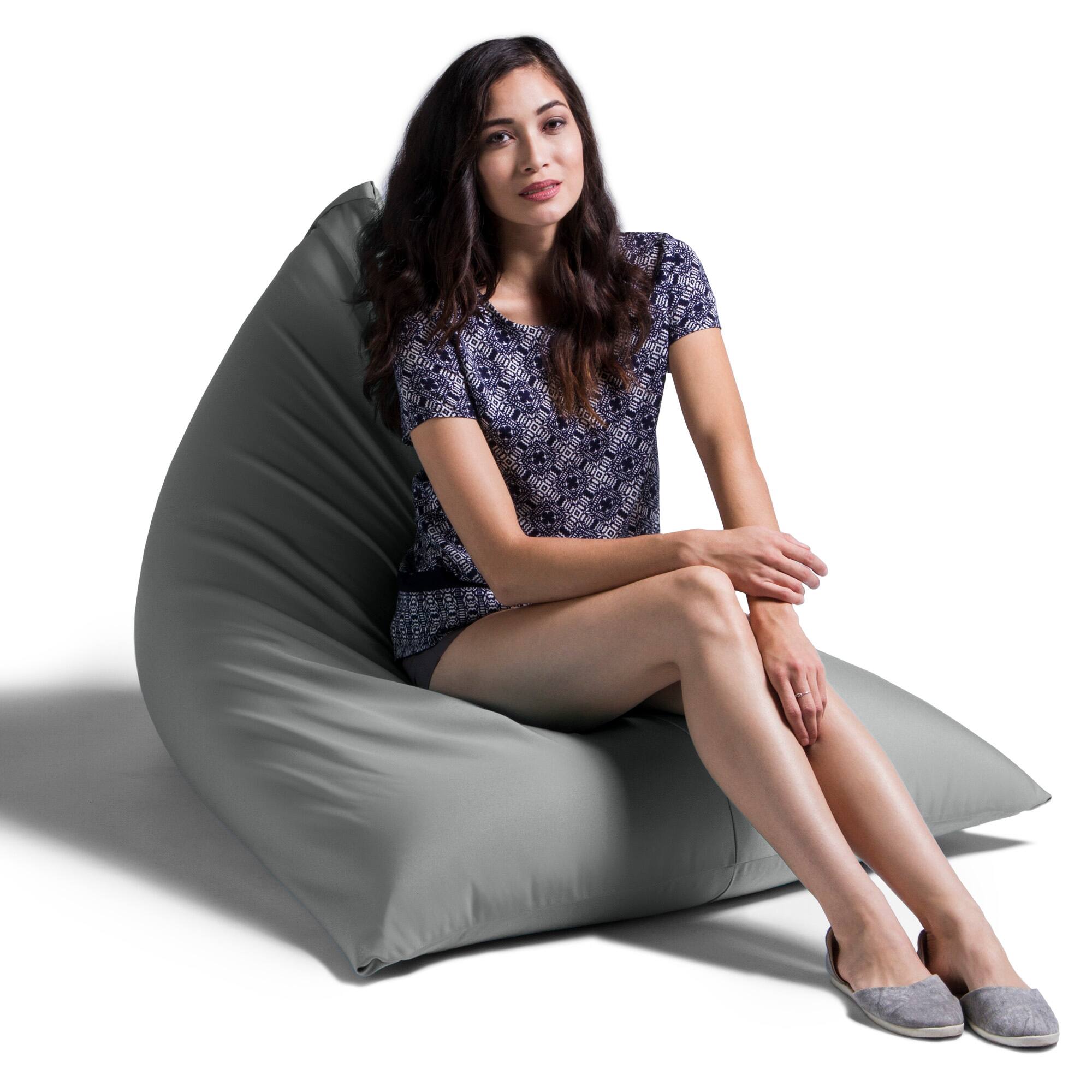 The text appears to be a mix of letters and numbers. Here is a corrected and grouped version:

- RC
- DR
- O O
- DO
- 10001
- 101
- HEC
- F
- WA
- m00
- ITS
- al
- T
- I
- MREN
- 1M
- 3 R
- 1 11
- MD
- P I

This grouping is based on the visual separation in the image.