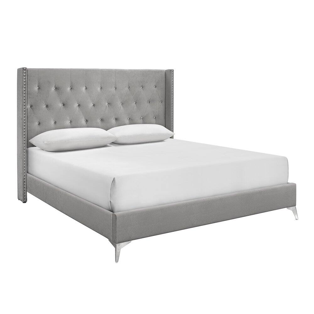 Angle. New Classic Furniture - Huxley Wood Queen Bed - Gray.