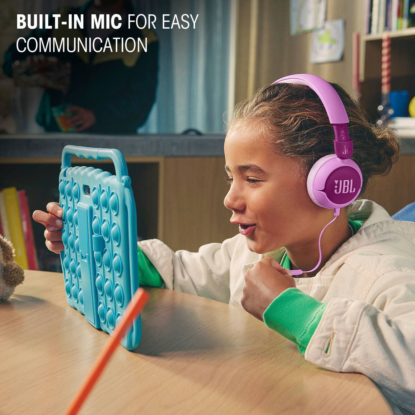 BUILT-IN MIC FOR EASY COMMUNICATION JBL