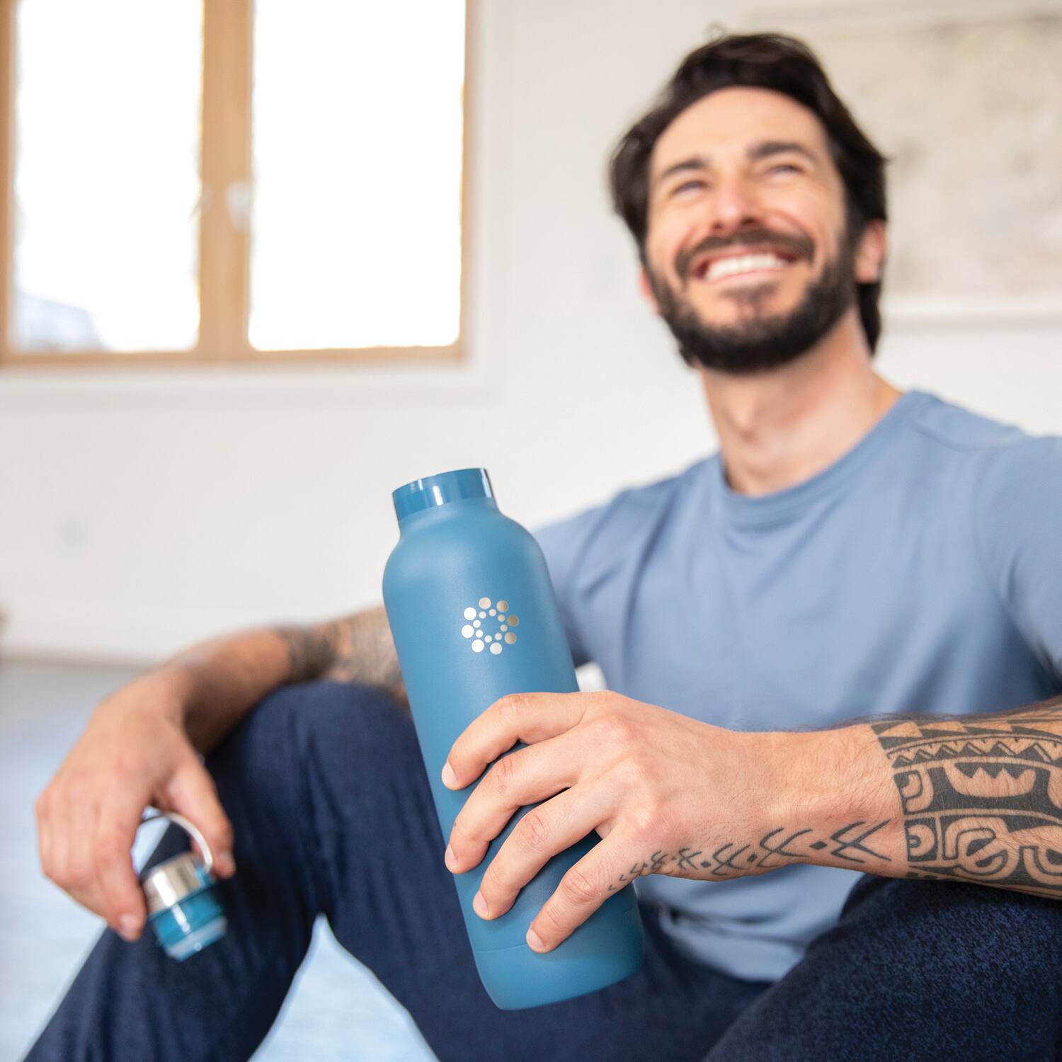 Left. Lifefactory - 32-Oz Stainless Steel Vacuum-Insulated Sport Bottle - Dark Denim.