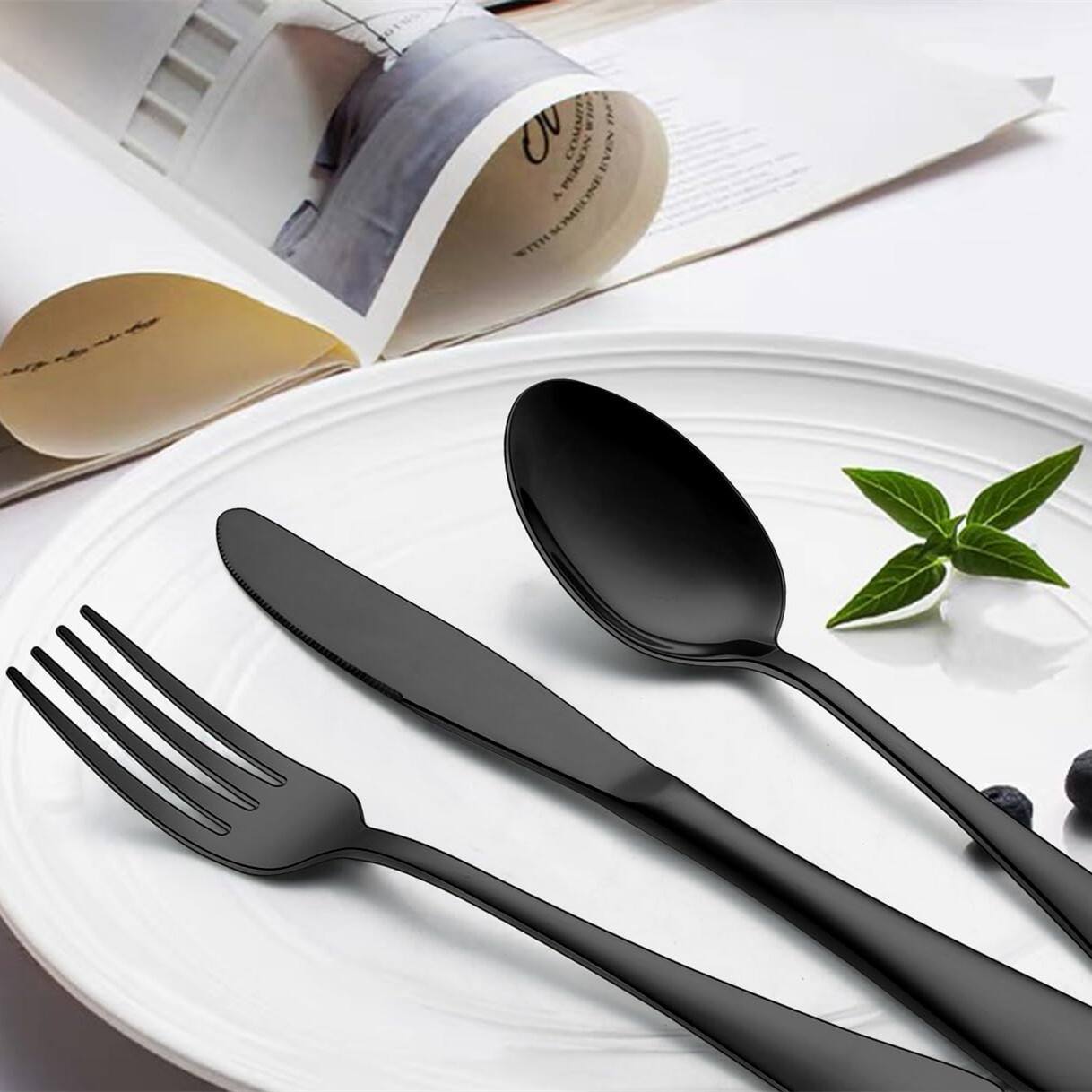 The text in the image appears to be part of a magazine or book. Here is the corrected and grouped text:

**OV CURNOS NAS**

**CONSUMO DE ALIMENTOS**

**TENHA UM CARDÁPIO SAUDÁVEL E ECONÔMICO**

**INFORMAÇÕES SOBRE NUTRIÇÃO E RECEITAS**

**DICAS PARA UMA VIDA SAUDÁVEL**

**RECEITAS FÁCEIS E DELICIOSAS**

**TIPS FOR HEALTHY ECONOMICAL MEAL PLANNING**

**NUTRITION INFORMATION AND RECIPES**

**TIPS FOR A HEALTHY LIFESTYLE**

This text seems to be related to healthy eating, meal planning, and nutrition tips.