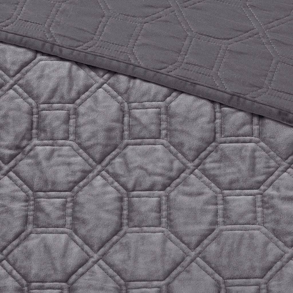 Alt View 5. Gracie Mills - Gracie Mills Gayle 3-Piece Casual Geometric Velvet Quilt Set - Grey.