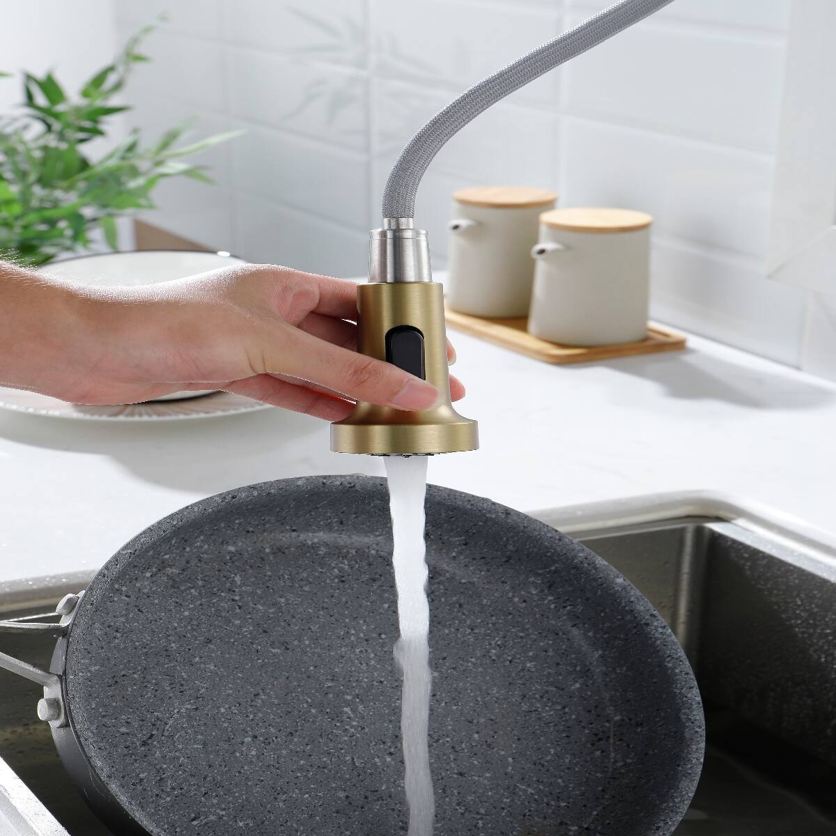 Angle. Ropilly - Ropilly Gold Pull Out Kitchen Faucet, High Arc Single Handle Faucet with Pull Down Spray Head - Gold.