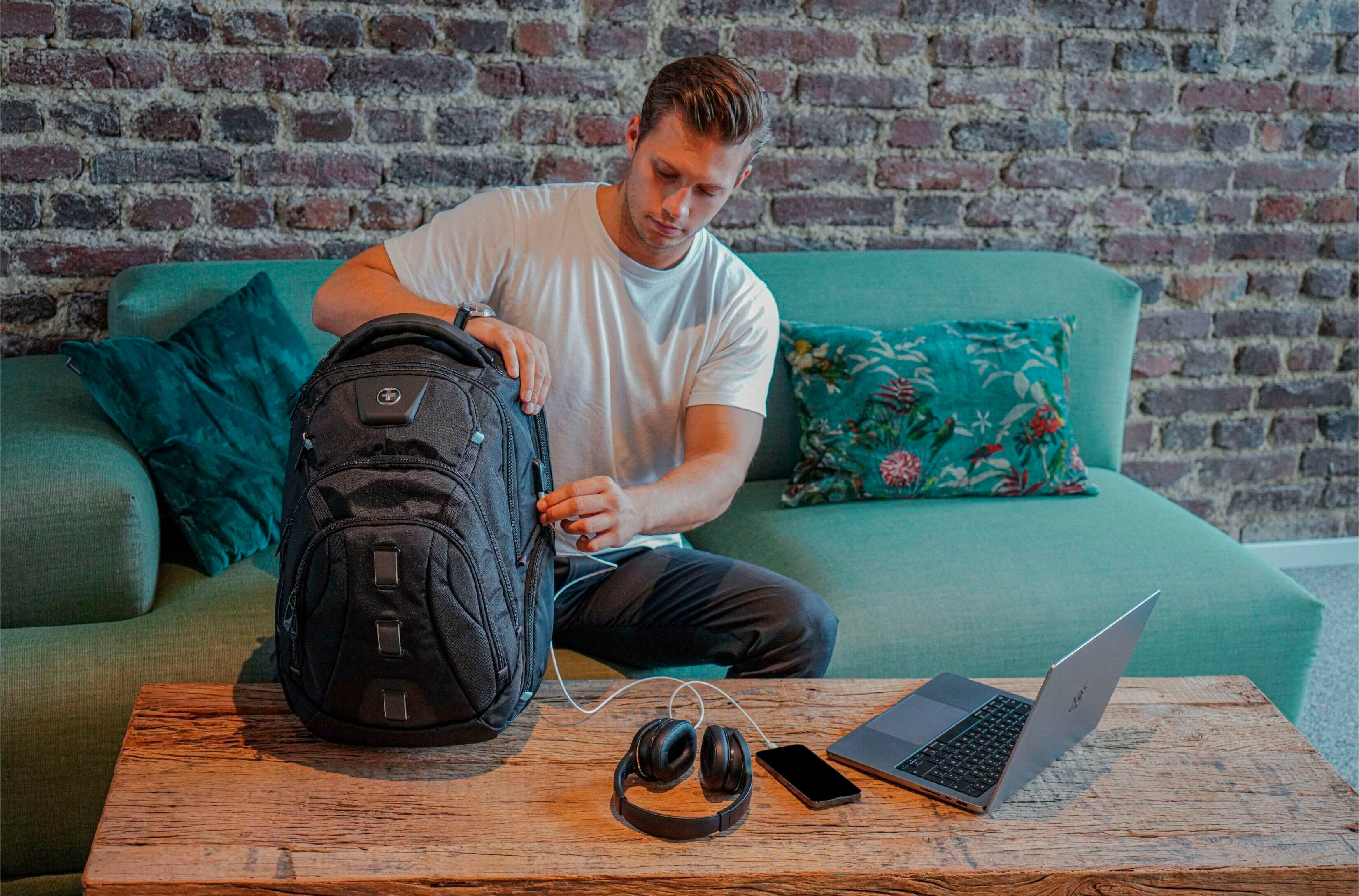 Alt View 19. Swissdigital Design - Carrying Case - Black.