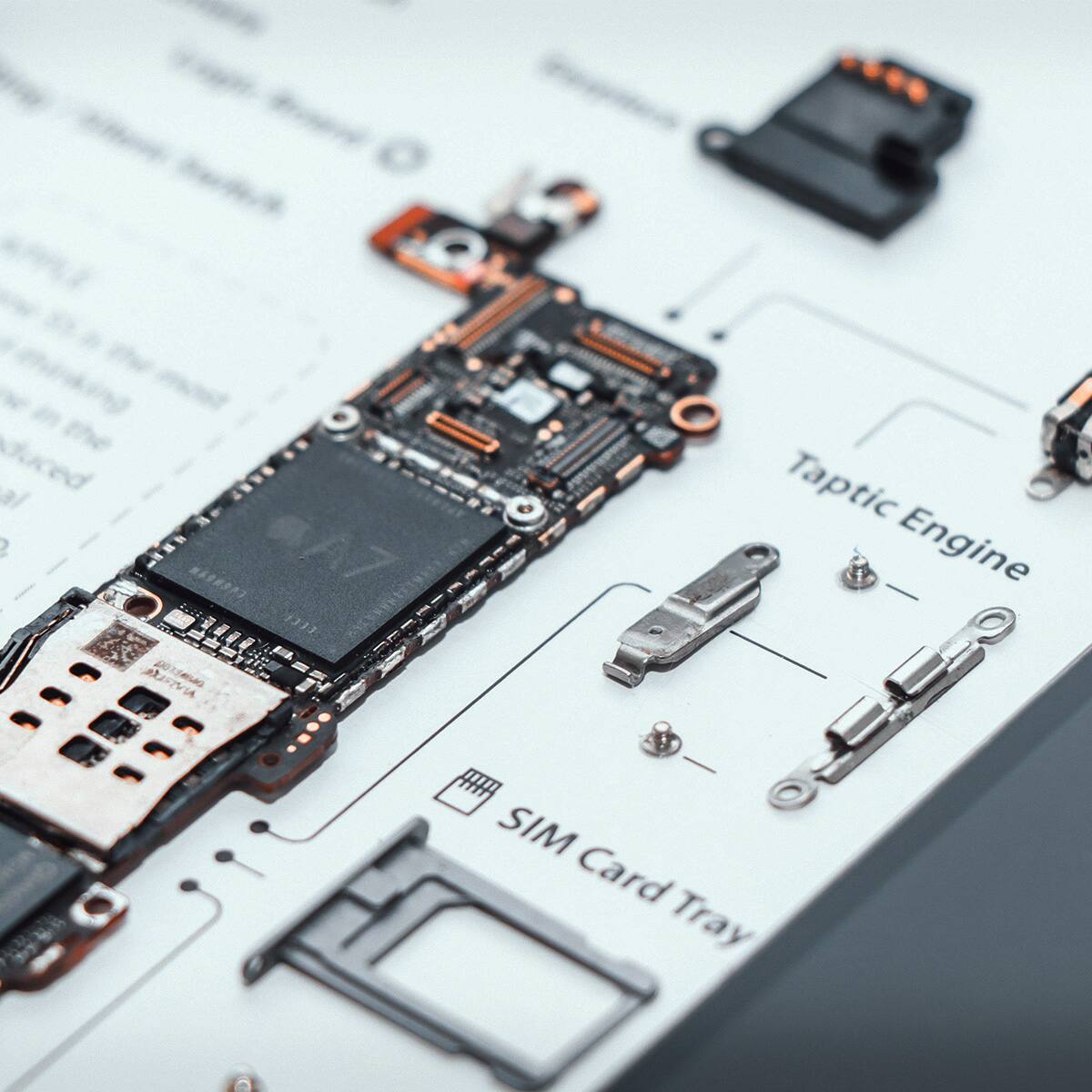 2 O AVIIL A 1313  
Taptic Engine  
SIM Card Tray