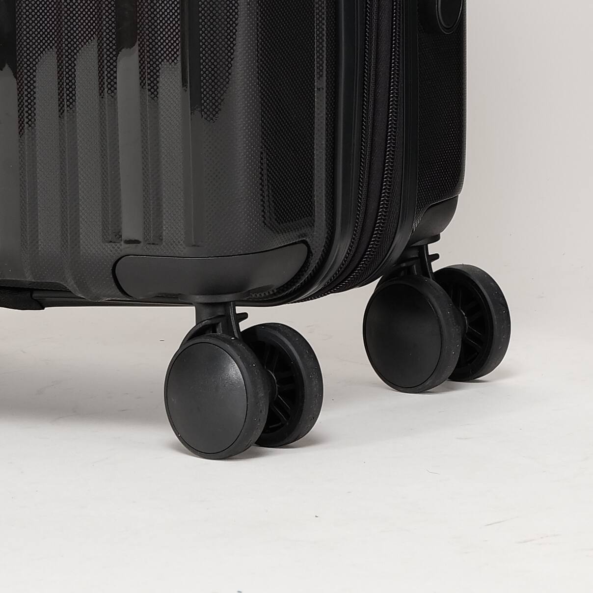 Angle. LOVMOR - Lovmor 3-Piece PP Luggage Set 20/24/28"  Spinner - Black.