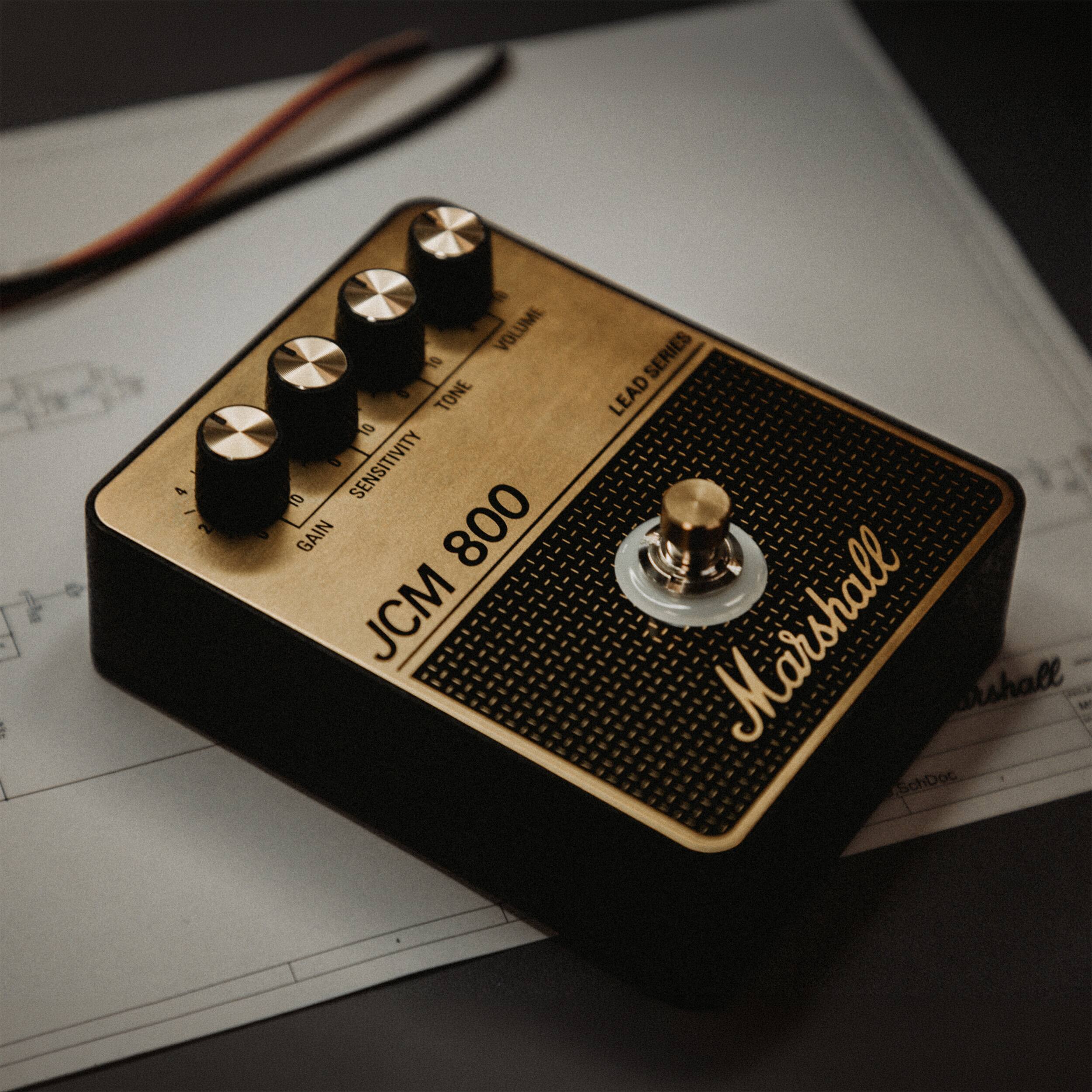 4 Y J 2 - VOLUME e TONE 10 - SENSITIVITY e GAIN 800 JCM SERIES LEAD Marshall