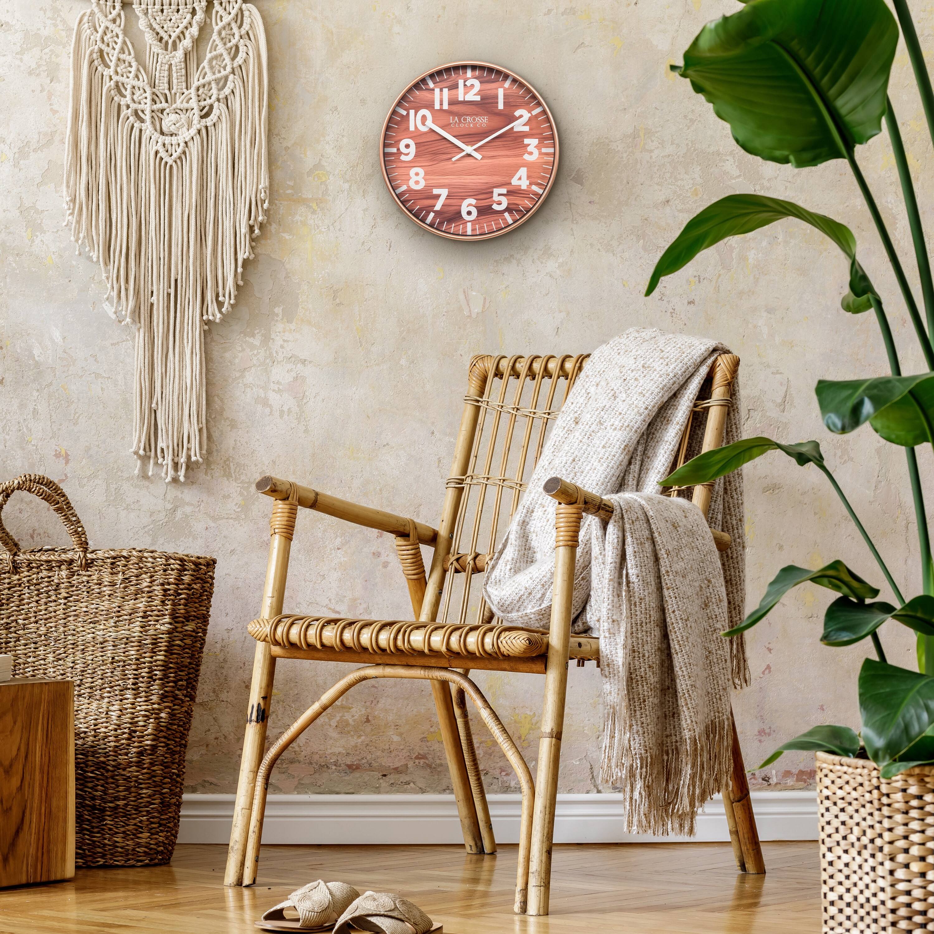 The text on the clock reads:

"12
11 1
10 2
9 3
8 4
7 5
6

IQ
MAISON
BOSS"