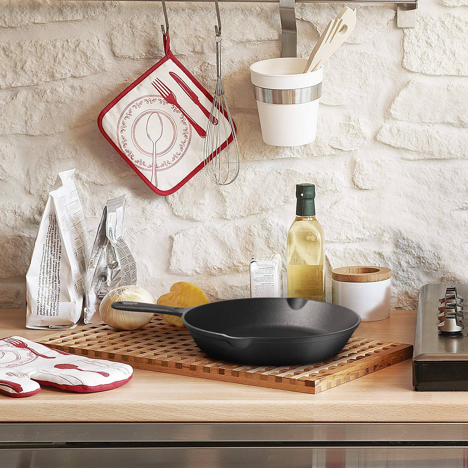 Left. Commercial Chef - COMMERCIAL CHEF 10.25 Inch Skillet - Black.