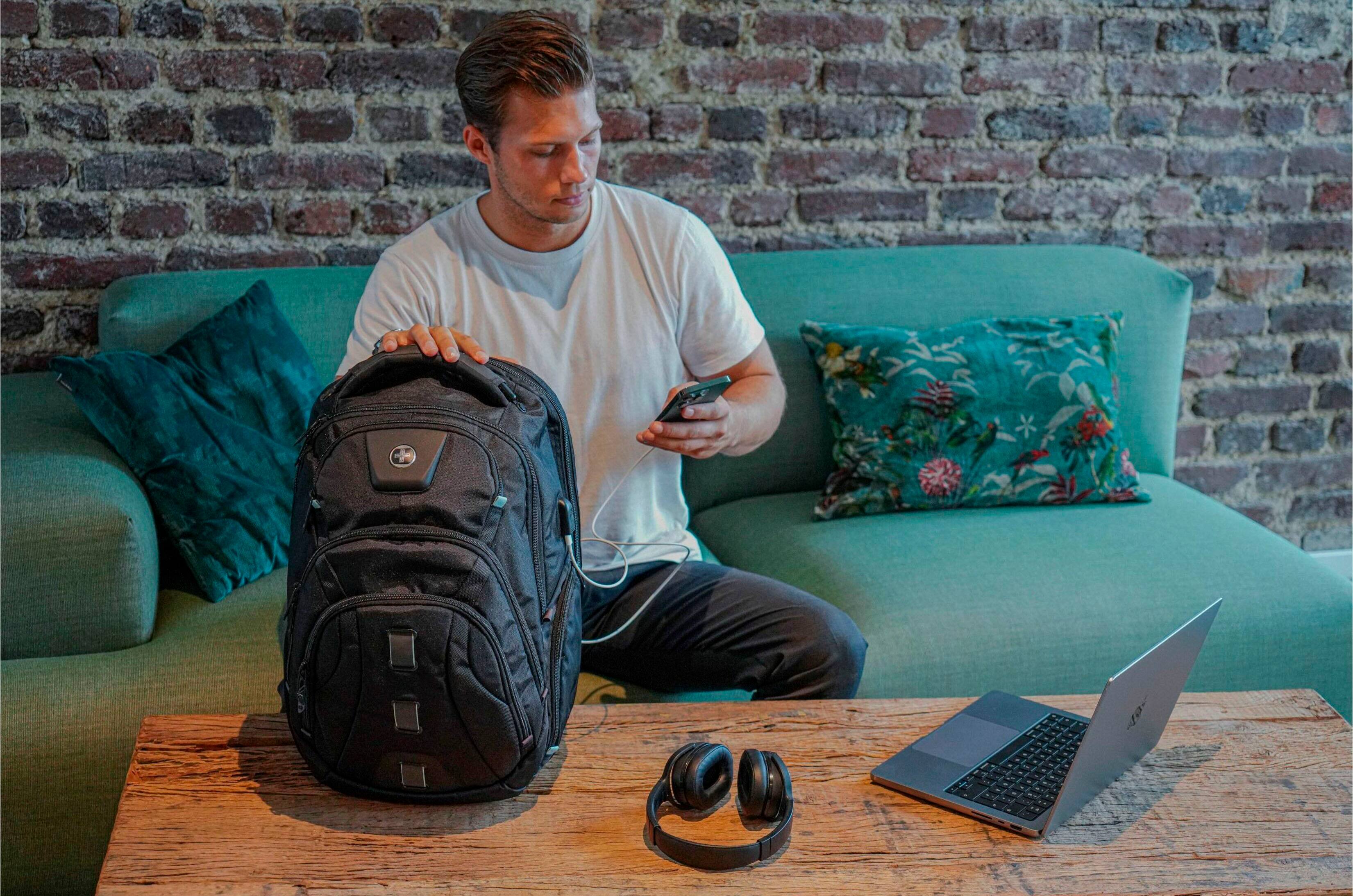 Alt View 21. Swissdigital Design - Carrying Case - Black.