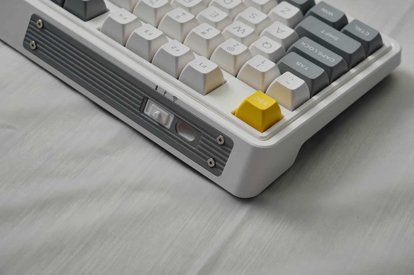 F4 F3 V C 4 E S Z NIM $ # 3 M A SHIFT F2 C 2 Q LOCK 1 CAPS F1 1 ! TAB CTRL % ? ESC ~