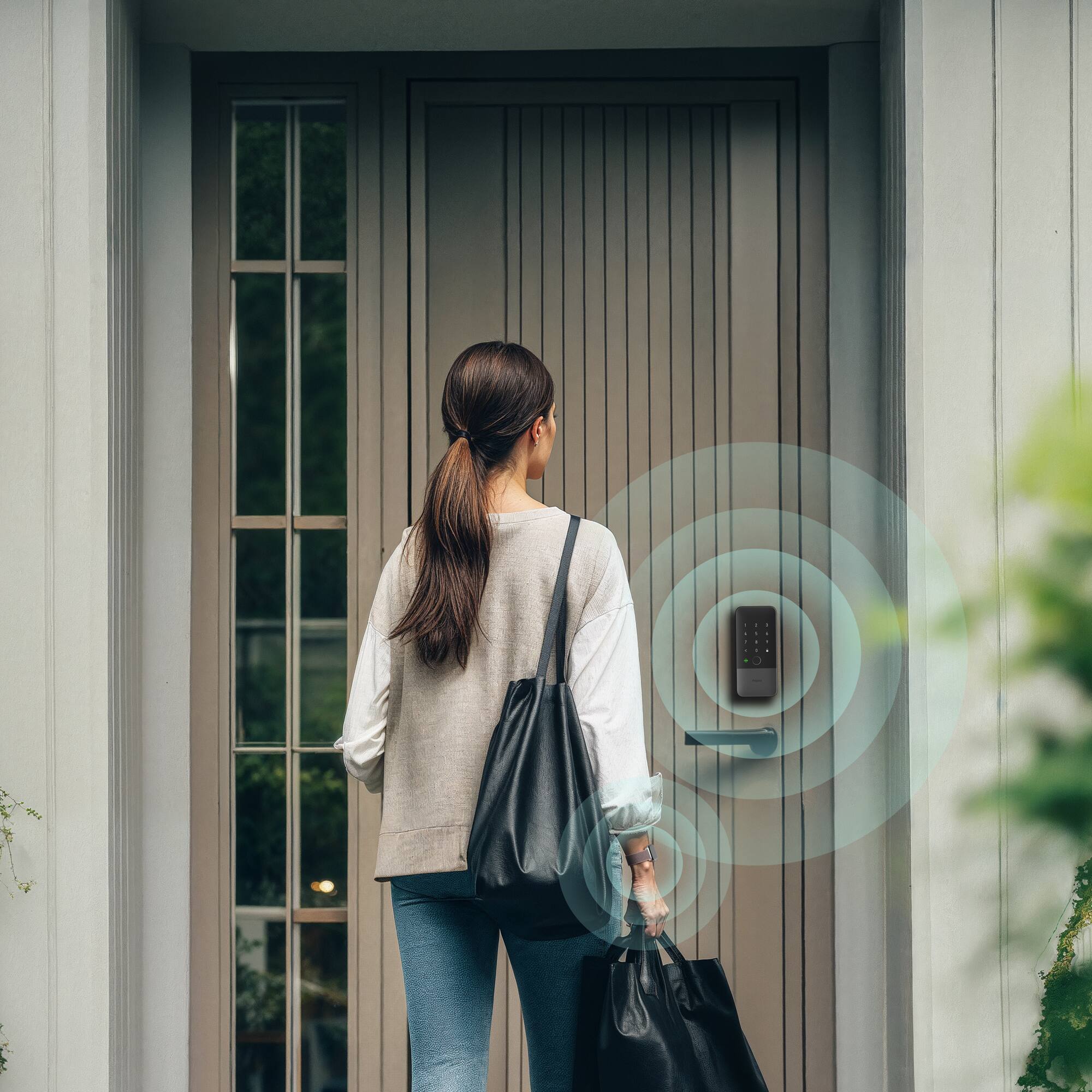 Alt View 3. Aqara - UWB Smart Lock U400 Kit with M100 Hub, Matter, Thread, Wifi, Apple Home Key, Fingerprint, Rechargeable Battery, Black - Black.