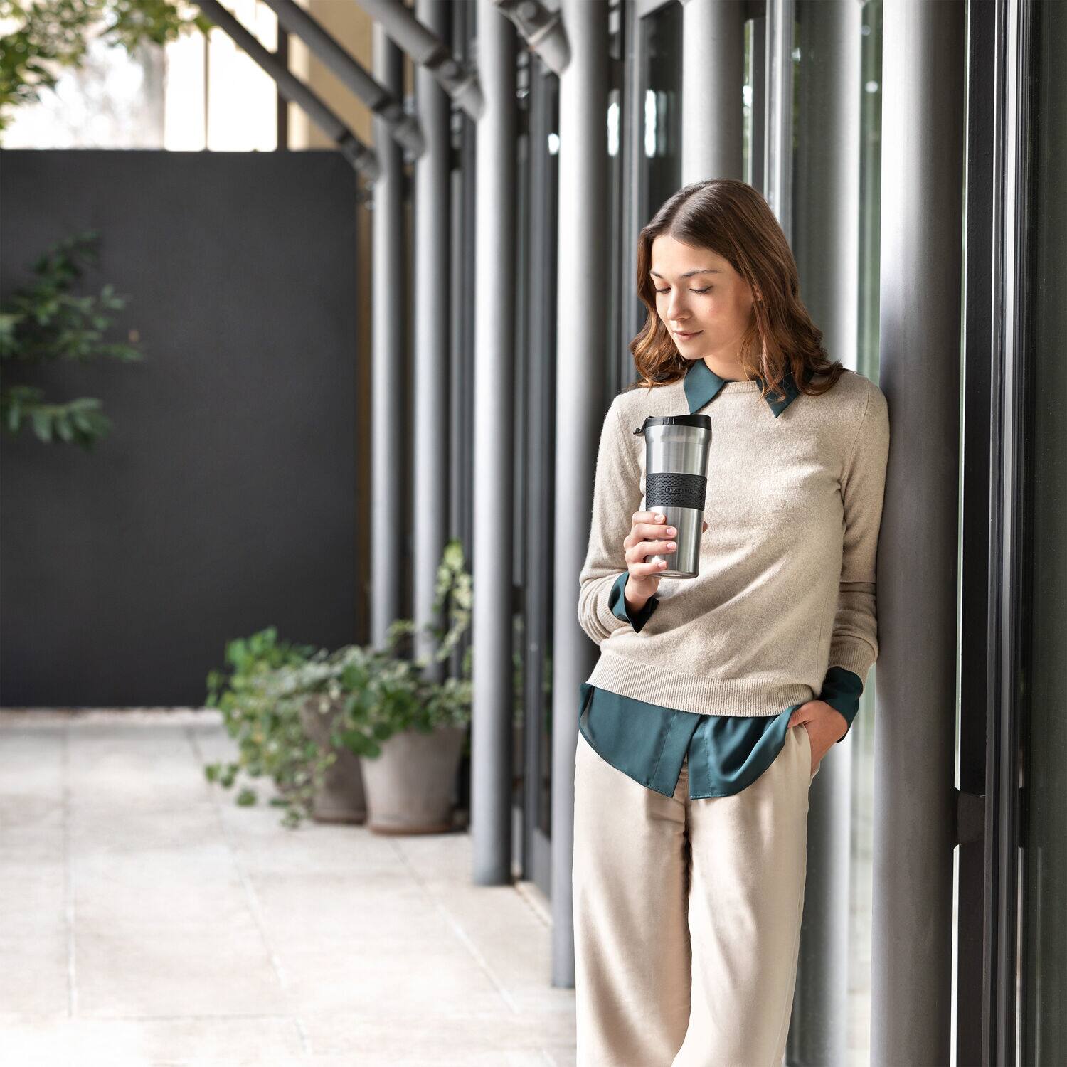 Back. De'Longhi - Travel Mug 24oz - Stainless Steel.