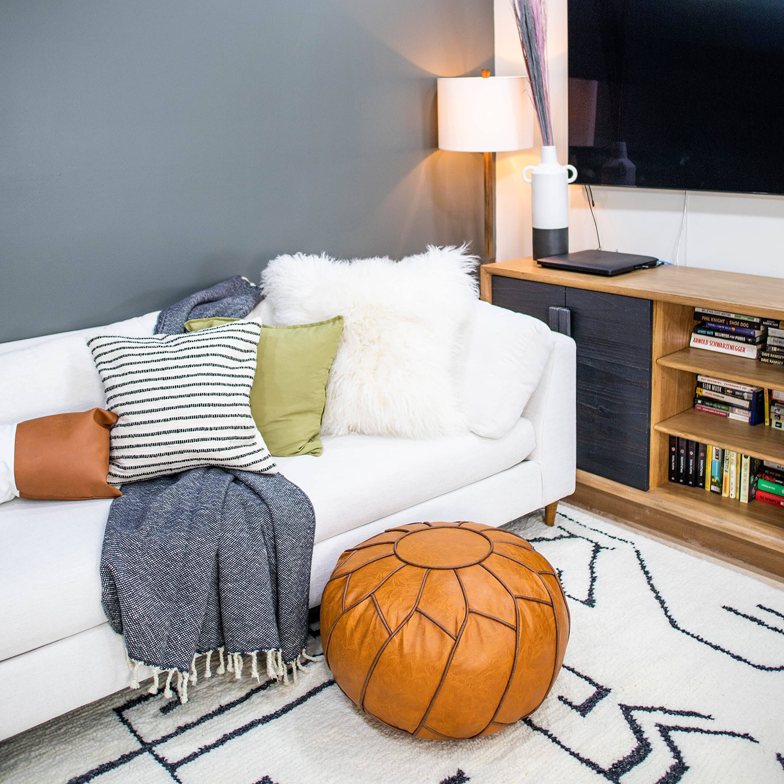 The text in the image appears to be a mix of letters and numbers, possibly from a watermark or logo. Here is the corrected and grouped version:

"ES I IOR - - - - - 4 - - TOTINNE - . - - - - - - ta - I 1 I T Z5"

It seems to be a jumbled sequence, so it's challenging to correct without more context. If it's a watermark, it might be intended to be read as:

"ES I IOR - - - - - 4 - - TOTINNE - . - - - - - - ta - I 1 I T Z5"

If you have more context or a clearer image, I might be able to help further!