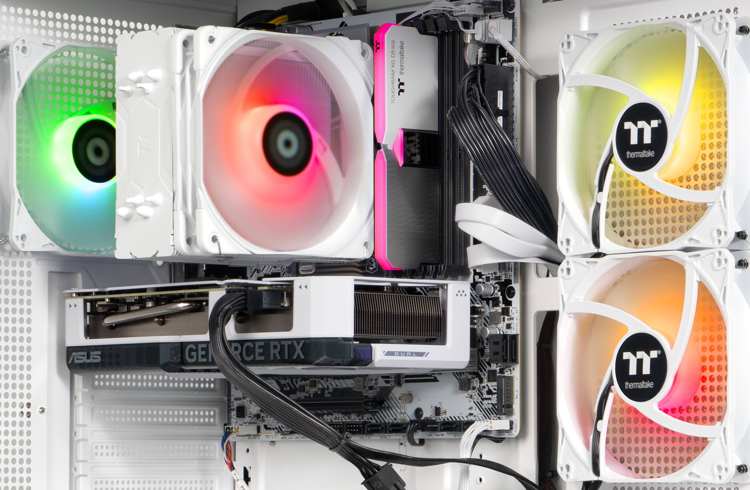 The text on the image is:

"GEFORCE RTX 2080 Ti, ASUS, Thermaltake, TOUGHRAM JJ, Thermaltake - 2 : 1"

Corrected text:

"GEFORCE RTX 2080 Ti, ASUS, Thermaltake, TOUGHRAM JJ, Thermaltake - 2 : 1"