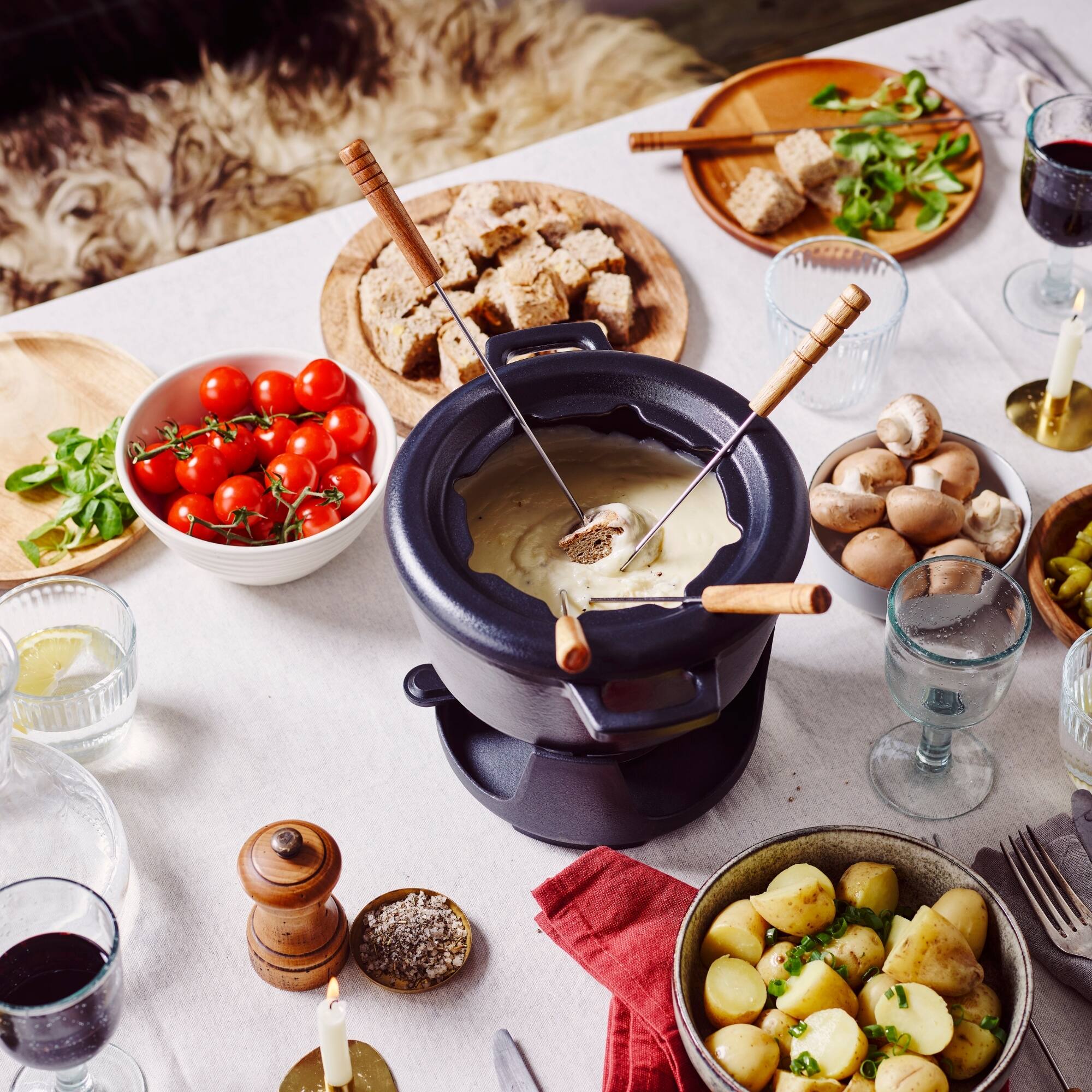 Left. Alva - Alva Nori Enameled Cast Iron Fondue Set 2Qt. - Oven Safe and Toxin-Free Cookware - Black.