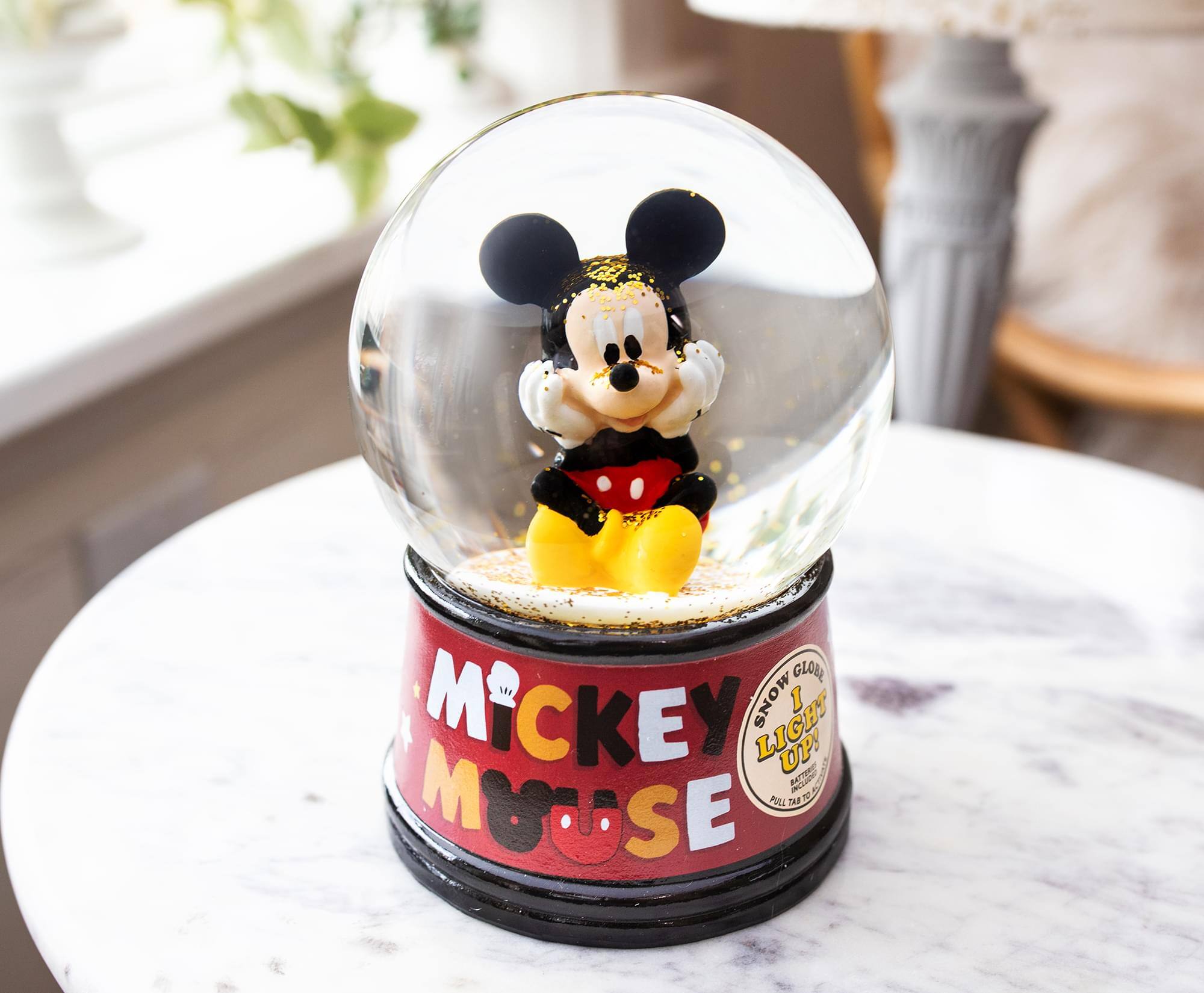 GLOBE AH0 MICKEY SNOW I LIGHT UP!  
PULL TO MAKE MOUSE  

MICKEY MOUSE  

SNOW GLOBE  
I LIGHT UP!  
PULL TO MAKE