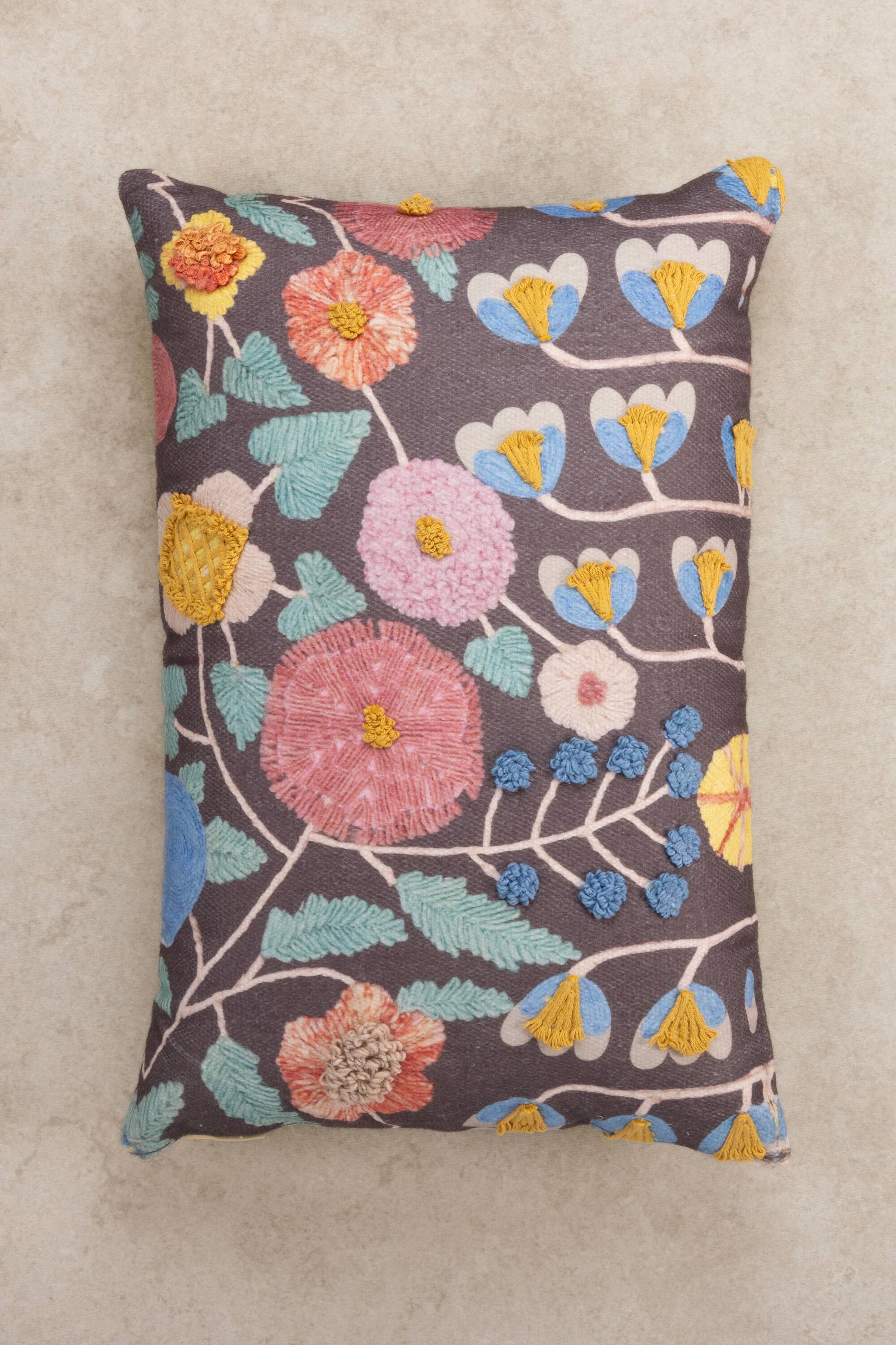 Angle. GAURI KOHLI - Luxor Pillow - Multicolored.