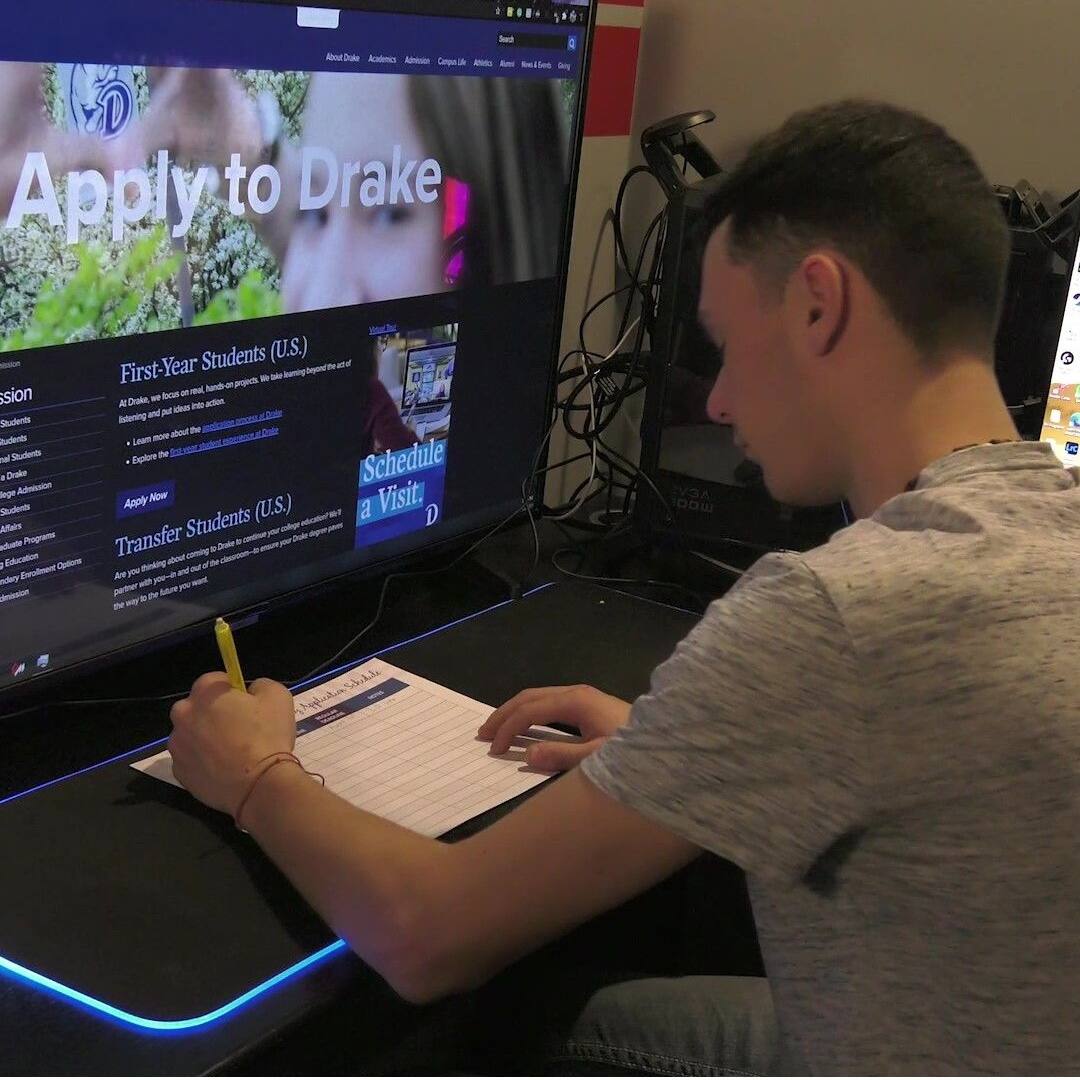 About Drake Academy Campus Life Admissions Academics Career Fairs Alumni & Giving Apply Now First-Year Students (U.S.) Transfer Students (U.S.) Learn more about the Drake Experience Admissions Transfer Students (U.S.) Education Options: Graduate Notre Dame College Preparation Are you thinking about coming to Drake? Ask yourself these questions: What is the right way for you? Schedule a Visit. D