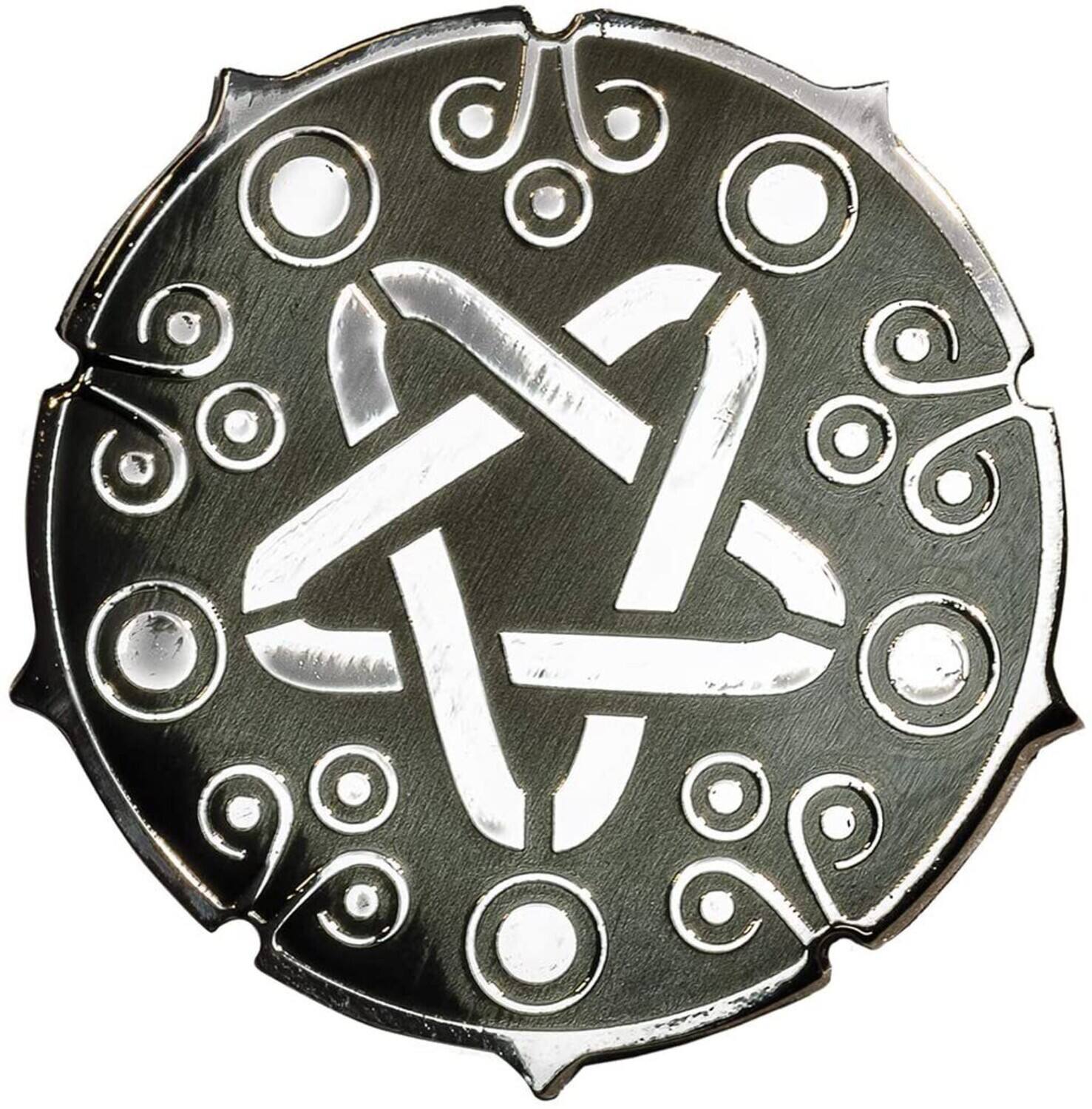 Front. Dark Horse Comics - Dark Horse - The Witcher 3: Wild Hunt - Yennefer Medallion Pin   - NOVELTIES - Multicolor.