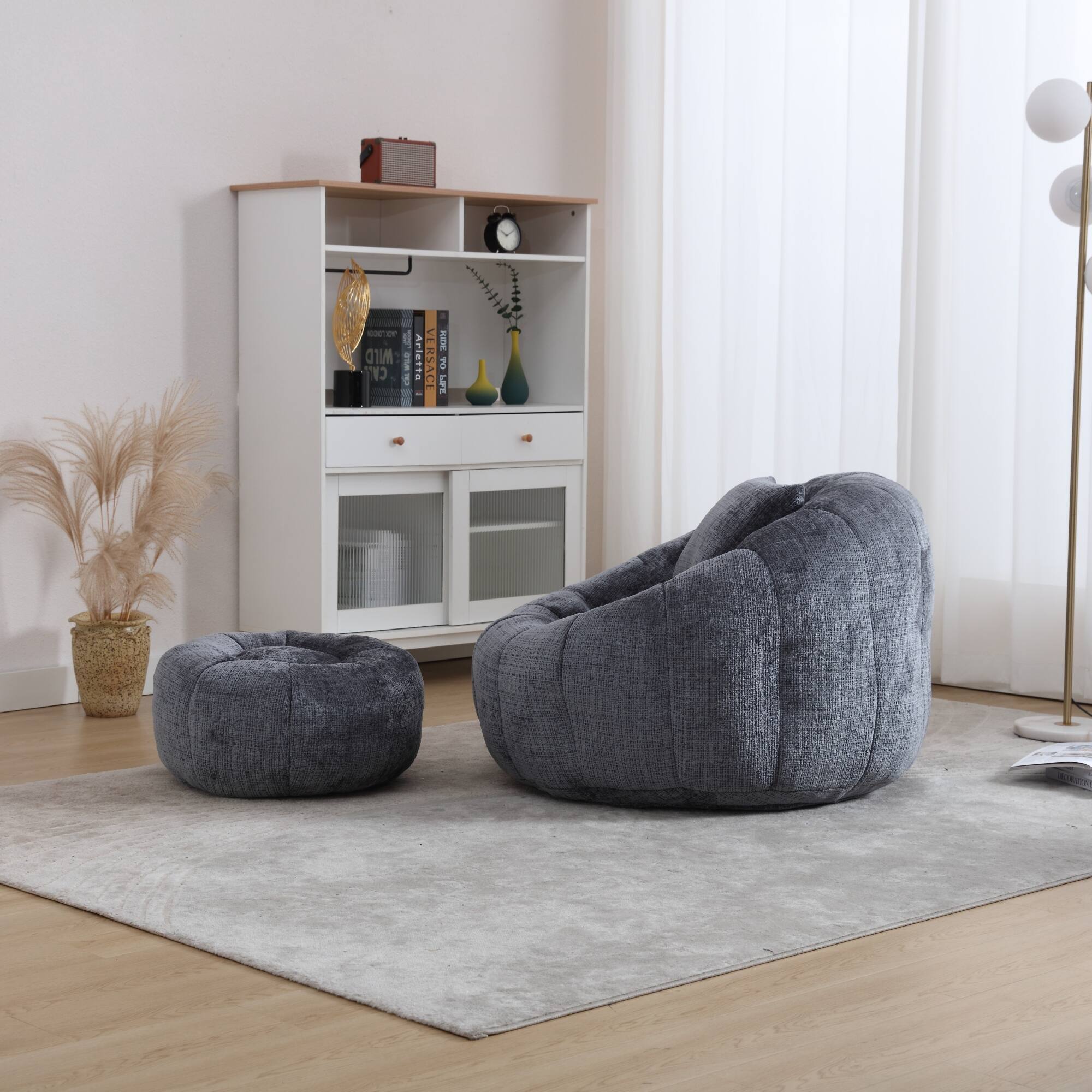 Sure, here is the corrected and grouped text:

- VE RIE WILD
- Arietta VERSACE
- 1 CA. 5