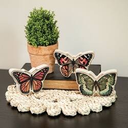 Angle. BreeBe - Flower Shape Corn Husk Table Mat - 11" - Natural.