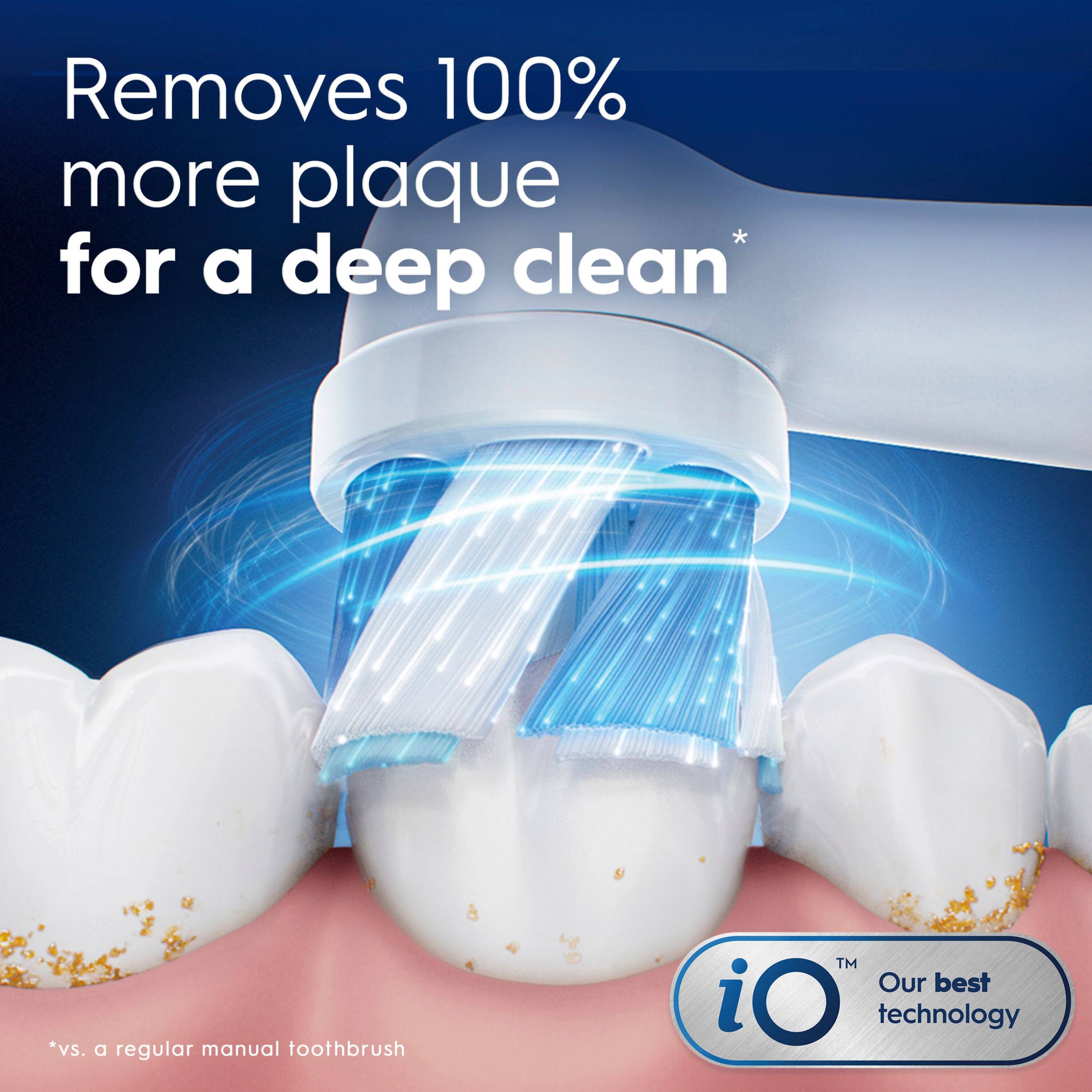 Removes 100% more plaque for a deep clean*  
*vs. a regular manual toothbrush  
TM  
Our best iO technology
