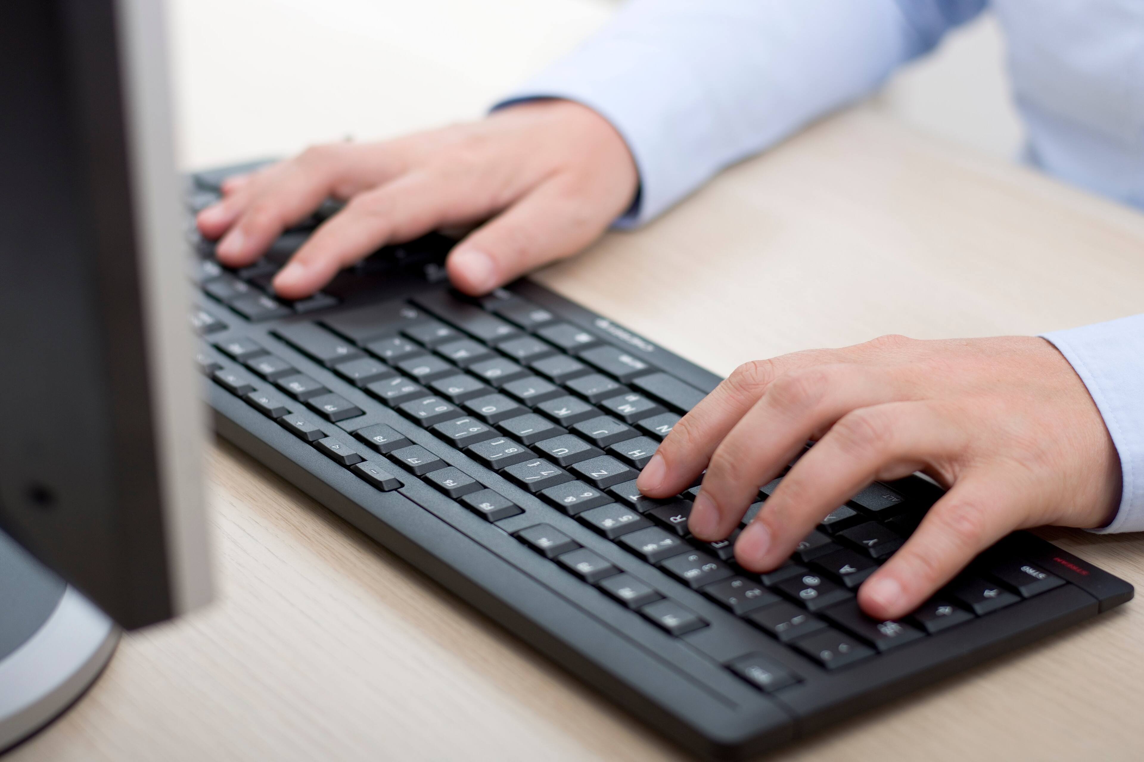 Left. CHERRY - Stream Wired Keyboard - Black.