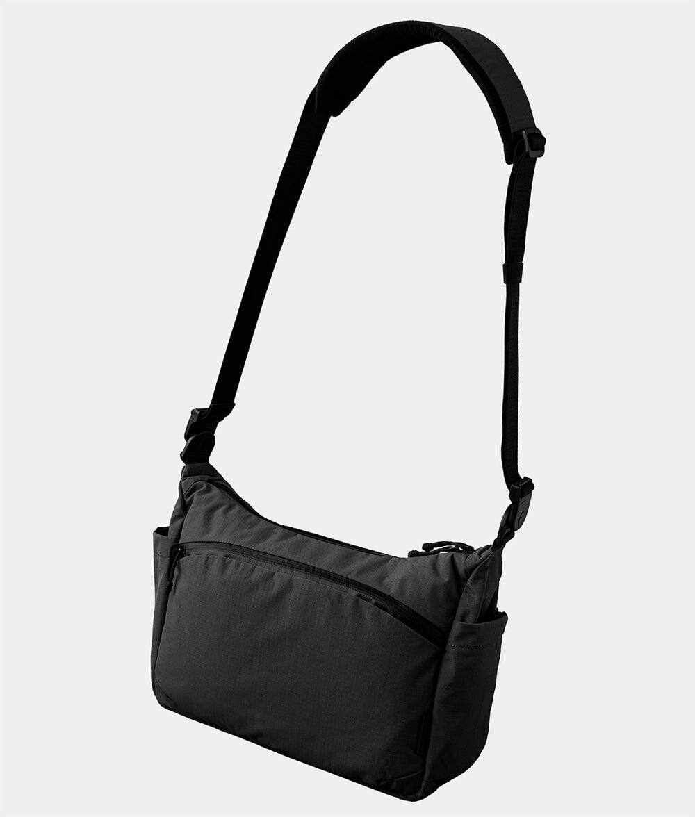 "ALPAKA - Laptop Messenger Satchel Bag 11L for Work & Travel, Fits 13"" MacBook Air, Bottle Pockets, Luggage Pass-Through - Black Axoflux 210D" price history on PriceWatchPro