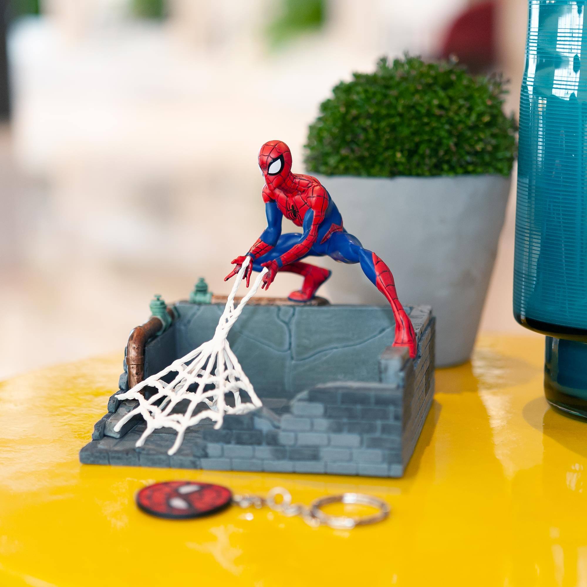 Alt View 4. Marvel - Marvel Spider-Man Finders Keypers Statue | Official Spider-Man Key Holder Figure - Red/Black.