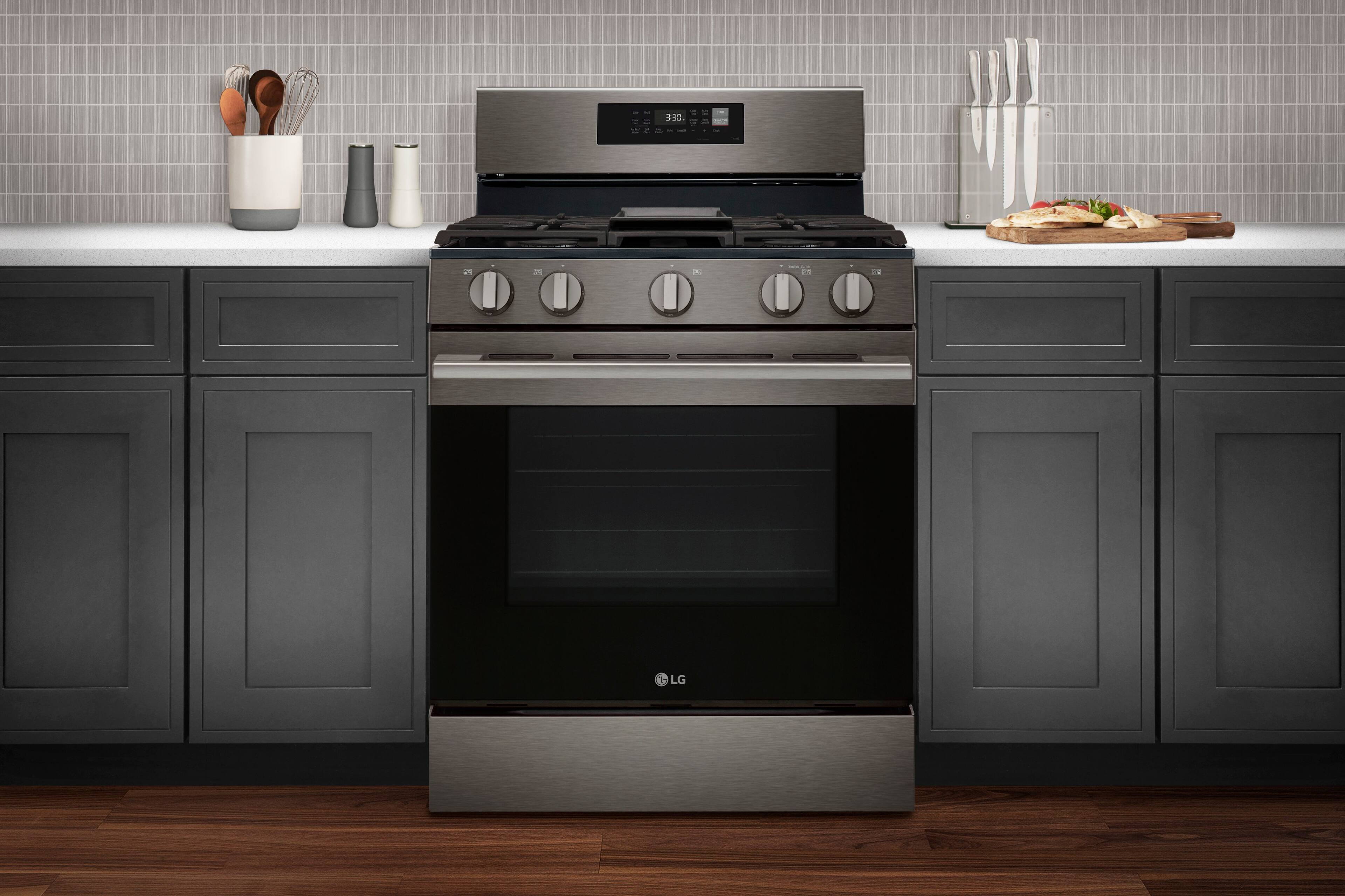 Alt View 26. LG - 6.3 Cu. Ft. Freestanding Gas True Convection Smart Range with EasyClean, Air Fry and Premium Handle - Black Stainless Steel.