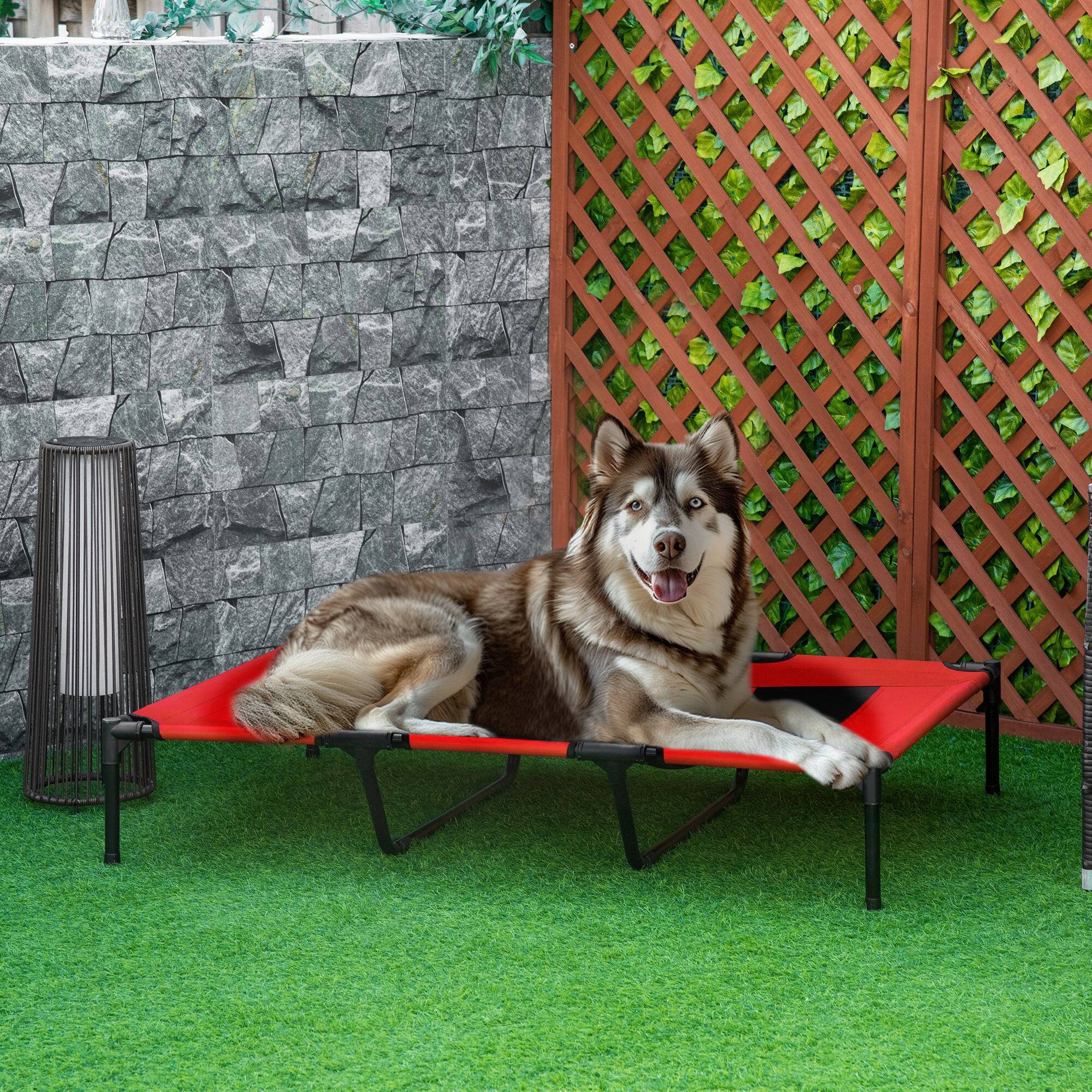 Angle. Pawhut - XL Elevated Dog Bed, Outdoor Raised Dog Bed, Portable Pet Cot w/Carry Bag Metal Frame Breathable Mesh Indoor and Outdoor - Red.