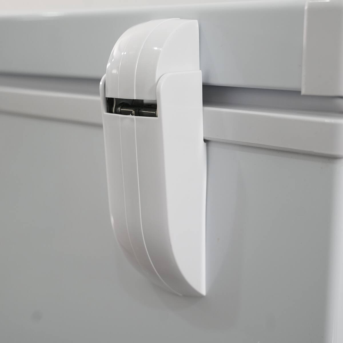 Alt View 5. Chery Life - 7.0 Cu.ft Solid Top Commercial Deep Chest Freezers with Lockable Stay-Open Lid Painted - White.