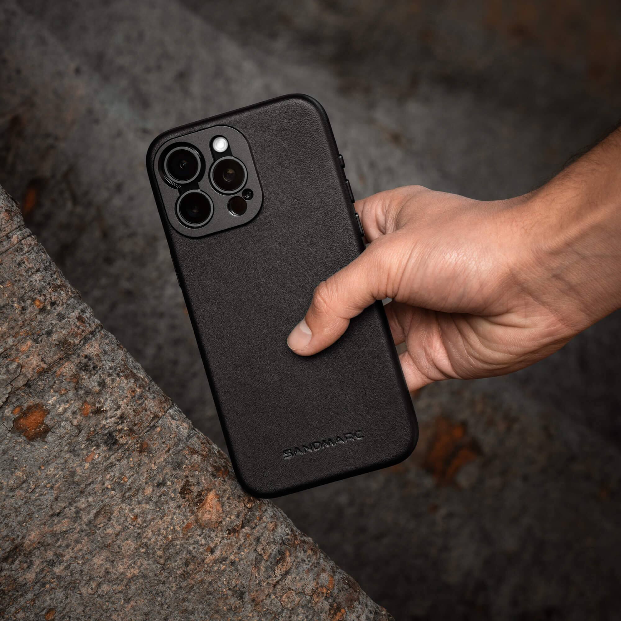 Left. SANDMARC - Minimal Leather Case - iPhone 16 Pro - Black - black.