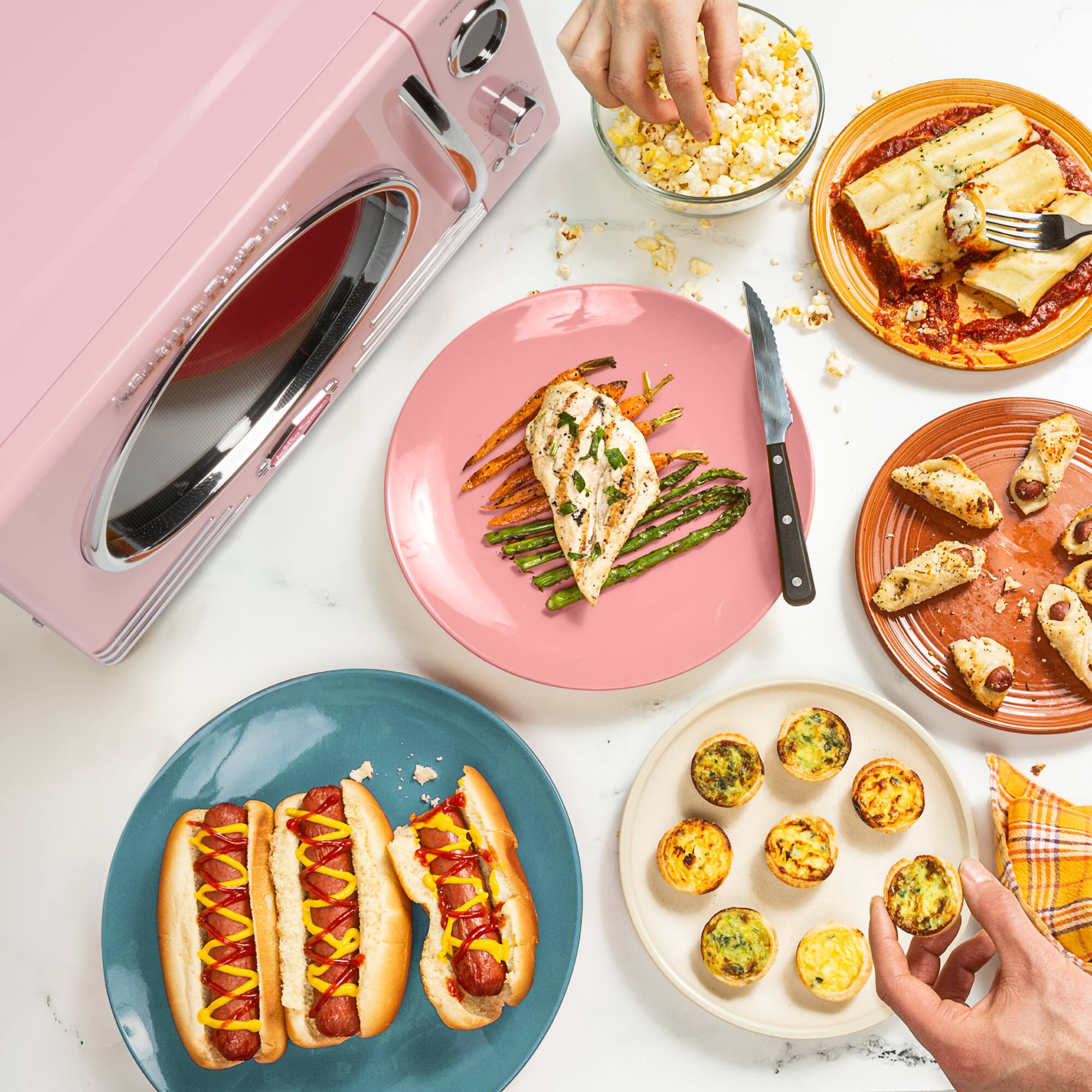 Left. Nostalgia - 0.9 cu. ft. 800-Watt Retro Microwave Oven - Pink.
