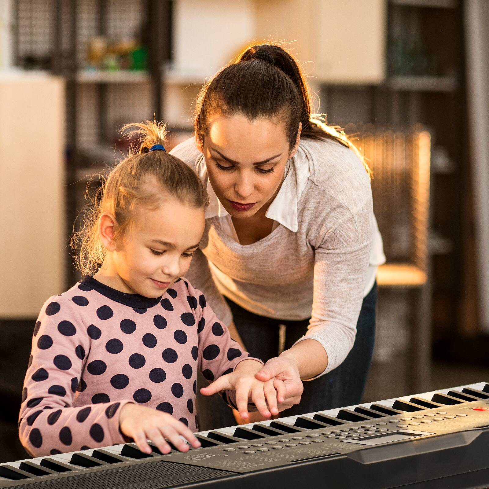 Angle. Winado - 61 Key Electronic Keyboard Piano w/ Stand, Bench & Headphones, Microphone Set for Beginners w/LCD Display.