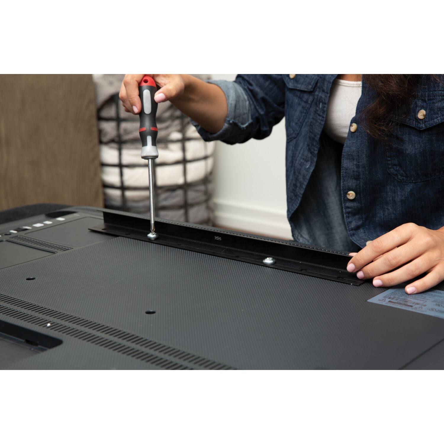 Left. Hangman - Hangman S-2065 32-in. To 65-in. No Stud Tv Hanger - Black.